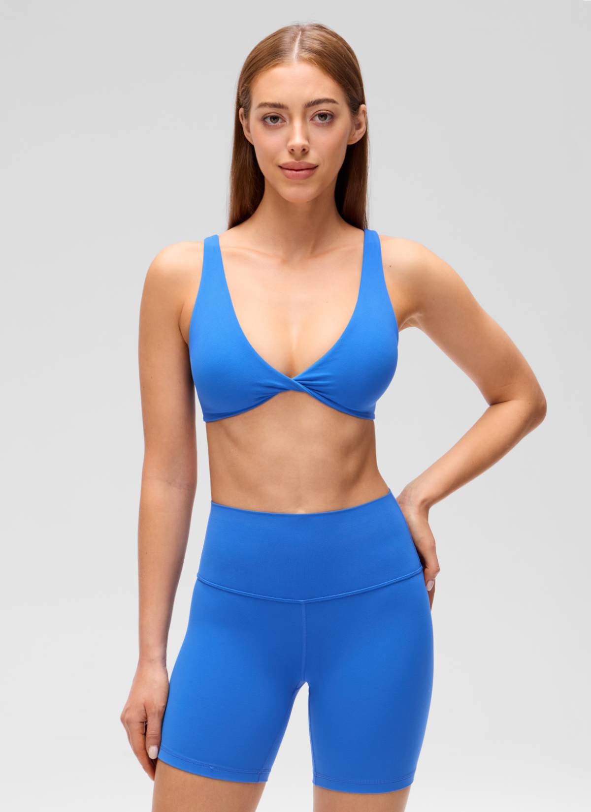 حمالة صدر رياضية نسائية Butterluxe بتصميم ملفوف وفتحة رقبة على شكل V وظهر على شكل U من CRZ YOGA بلون سباركل بلو
