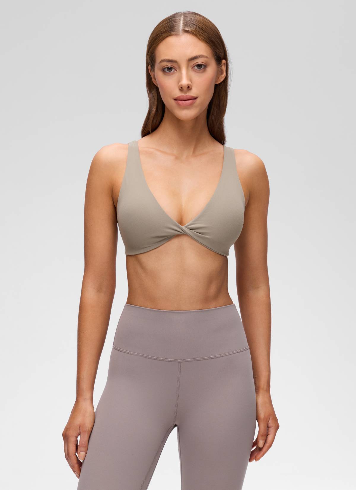 حمالة صدر رياضية يوغا Butterluxe بفتحة رقبة على شكل حرف V ملتفة وظهر على شكل حرف U للنساء من CRZ YOGA بلون رمادي رماد دافئ