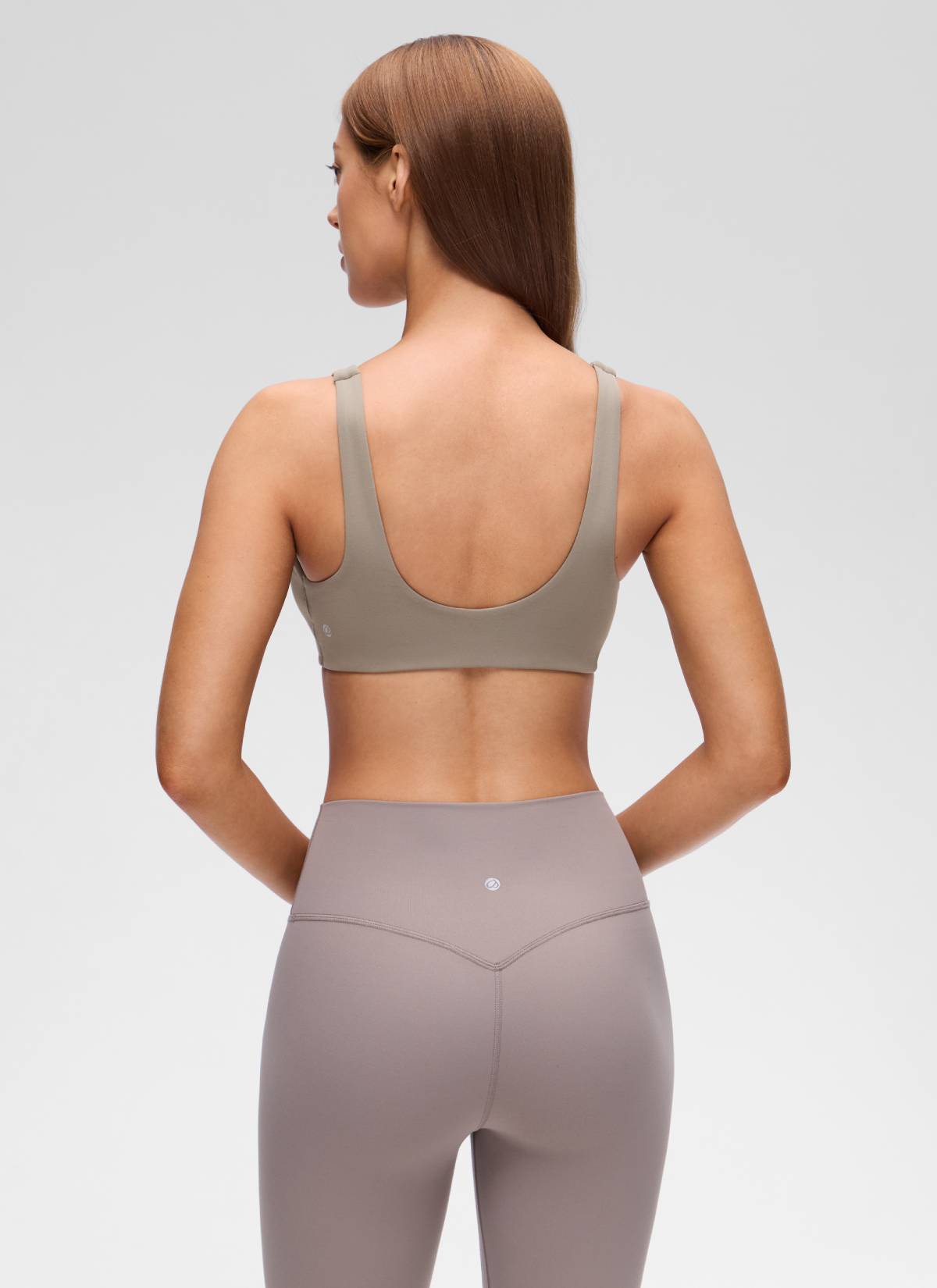 حمالة صدر رياضية يوغا Butterluxe بفتحة رقبة على شكل حرف V ملتفة وظهر على شكل حرف U للنساء من CRZ YOGA بلون رمادي رماد دافئ
