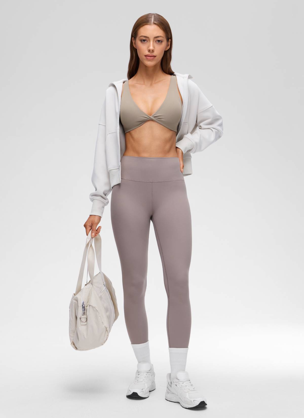 حمالة صدر رياضية يوغا Butterluxe بفتحة رقبة على شكل حرف V ملتفة وظهر على شكل حرف U للنساء من CRZ YOGA بلون رمادي رماد دافئ