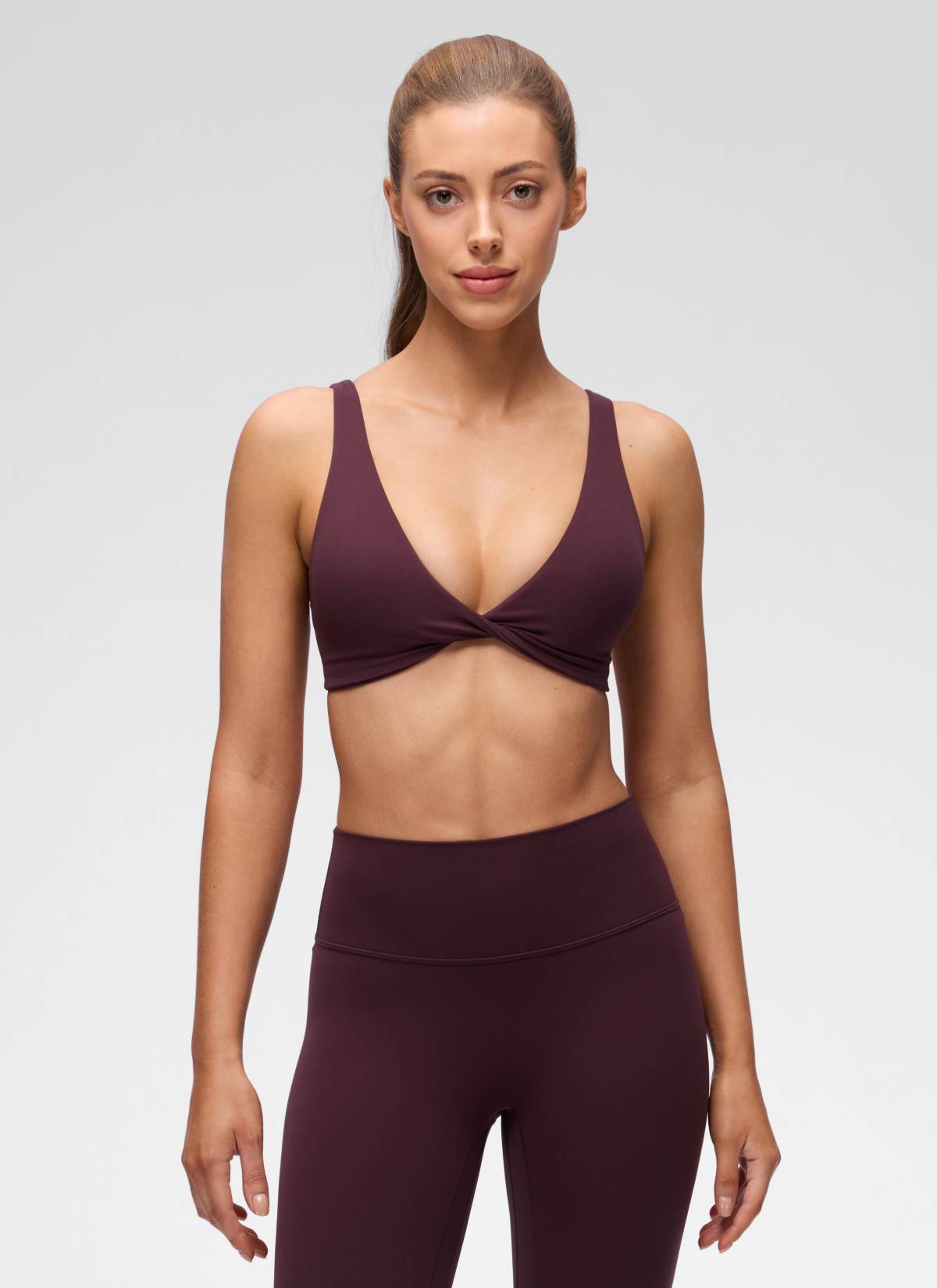 حمالة صدر رياضية يوغا Butterluxe بفتحة رقبة على شكل حرف V ملتفة وظهر على شكل حرف U للنساء من CRZ YOGA بلون برقوقي ناضج