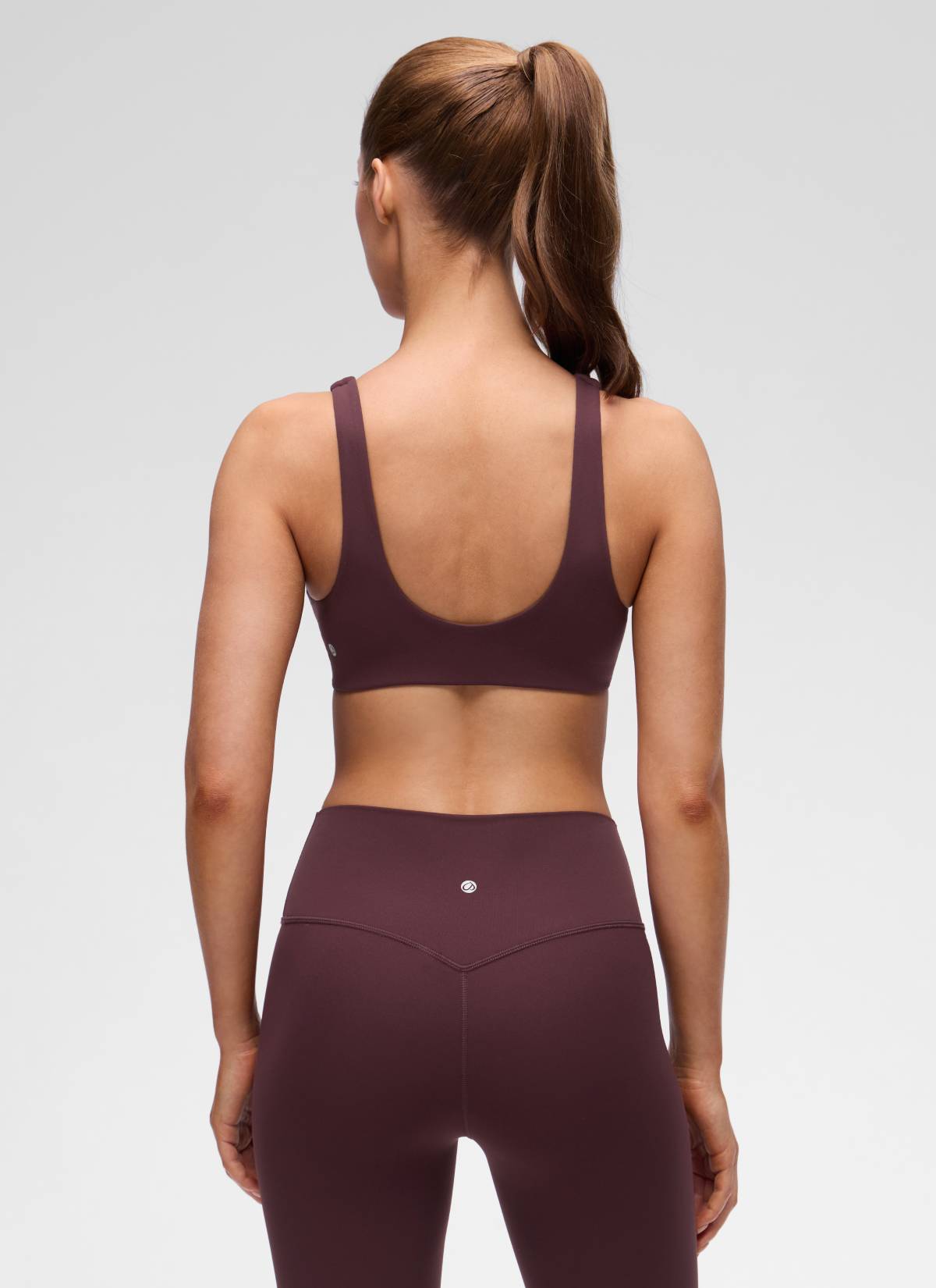 حمالة صدر رياضية يوغا Butterluxe بفتحة رقبة على شكل حرف V ملتفة وظهر على شكل حرف U للنساء من CRZ YOGA بلون برقوقي ناضج