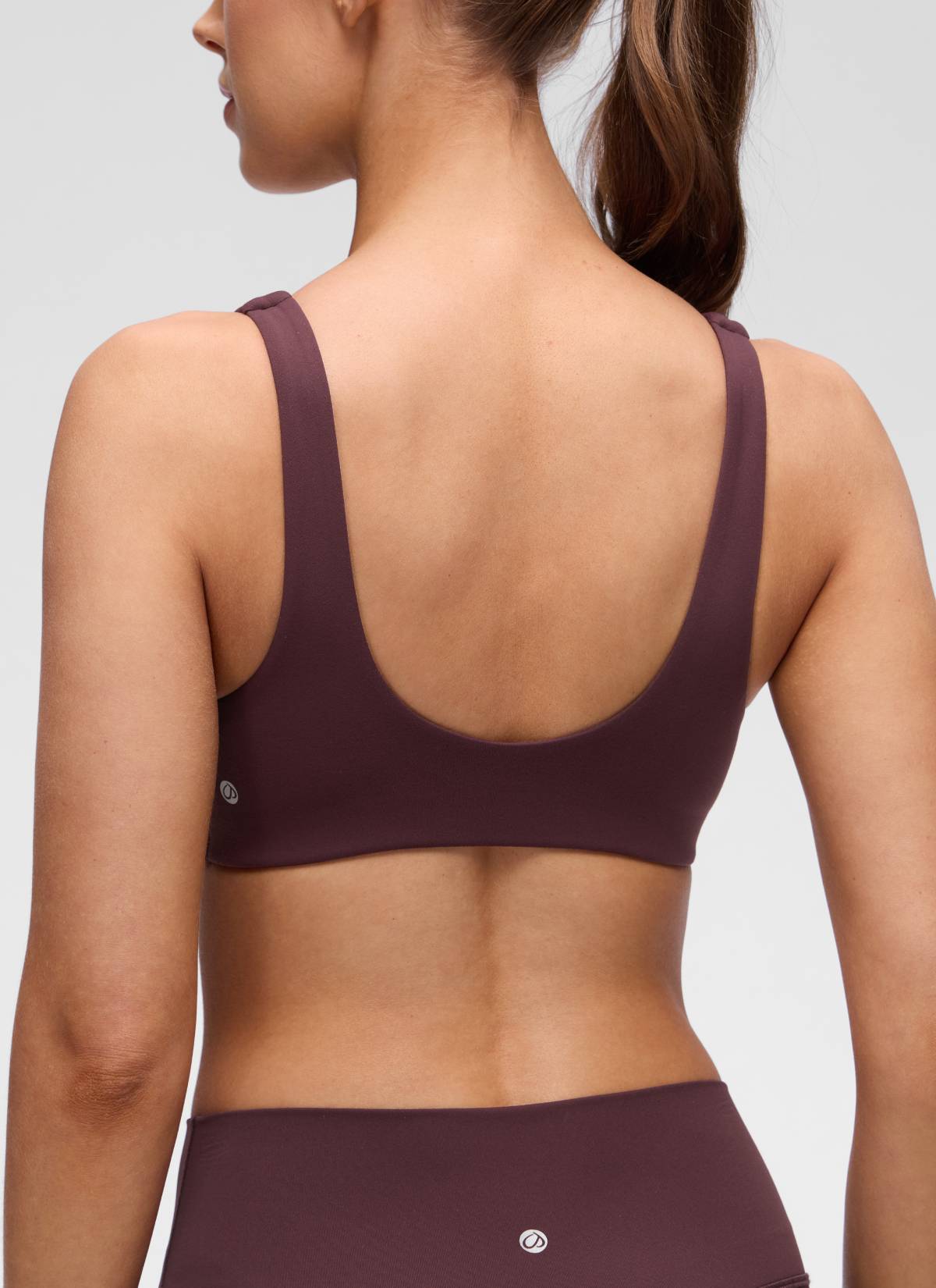 حمالة صدر رياضية يوغا Butterluxe بفتحة رقبة على شكل حرف V ملتفة وظهر على شكل حرف U للنساء من CRZ YOGA بلون برقوقي ناضج
