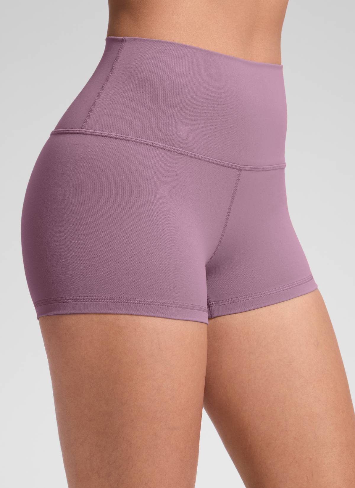 شورتات «Booty Butterluxe النسائية لليوغا من CRZ YOGA، ذات الخصر العالي، بنم Butterluxe ، بطول 2.5 بوصة، لون لافندر فاتح