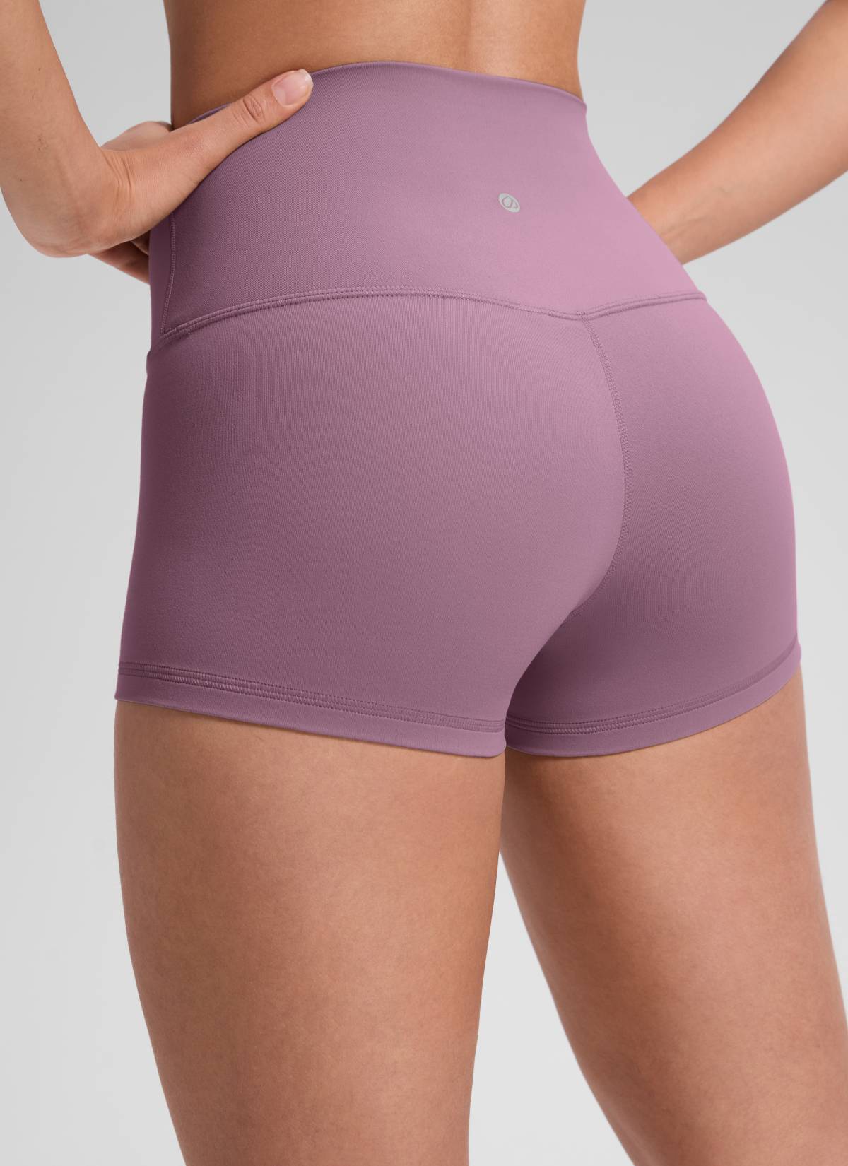 شورتات «Booty Butterluxe النسائية لليوغا من CRZ YOGA، ذات الخصر العالي، بنم Butterluxe ، بطول 2.5 بوصة، لون لافندر فاتح