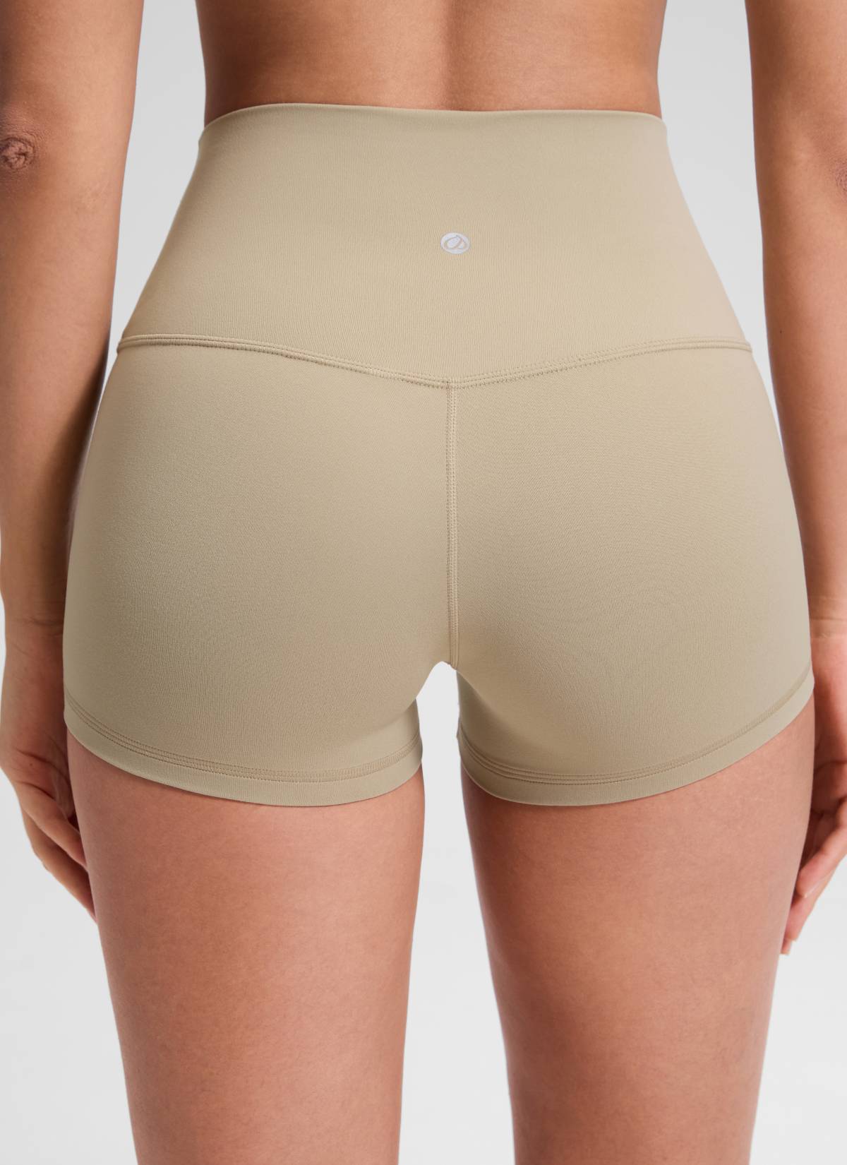 شورتات «Booty Butterluxe النسائية لليوغا من CRZ YOGA، ذات الخصر العالي، بن Butterluxe ، 2.5 بوصة، لون البلوط