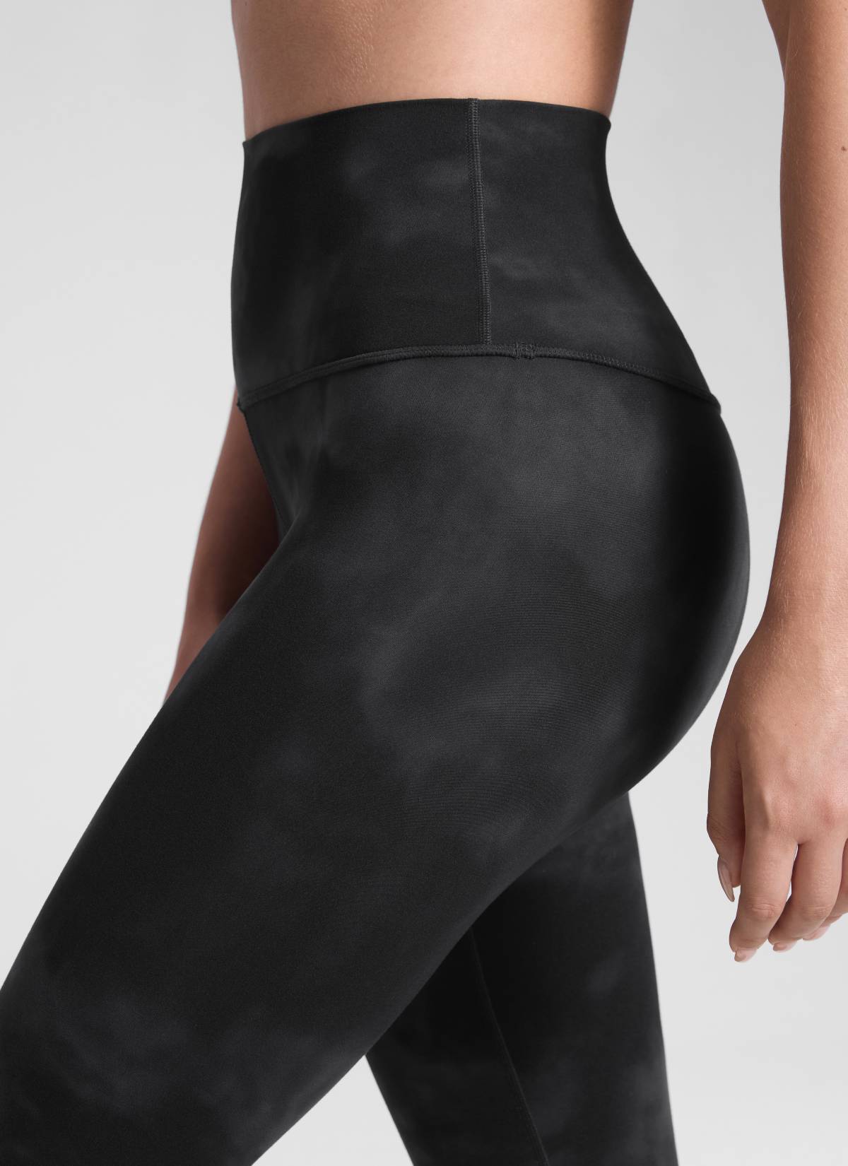 CRZ YOGA ليغينغز يوغا Butterluxe نسائي بخصر مرتفع للاسترخاء بطول 71 سم لون صبغة زهور سوداء