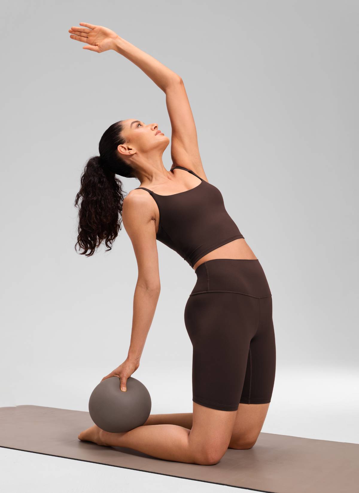شورتات «CRZ YOGA» النسائية لليوغا، ذات الخصر العالي، من قماش Butterluxe بنمط راكبي الدراجات، بطول 8 بوصات، بلون بني «Hot Fudge»