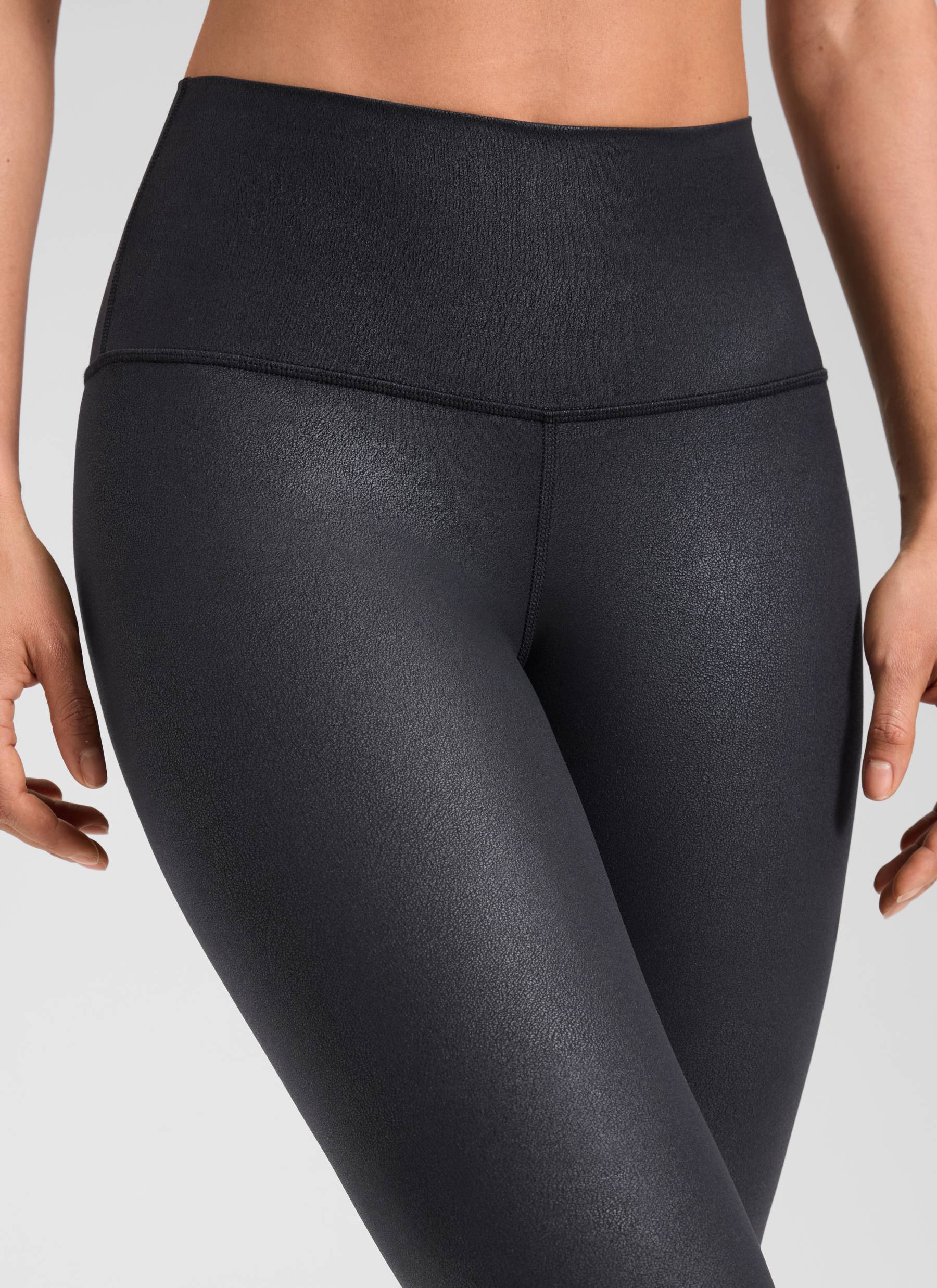 ليقنز نسائي من CRZ YOGA بخصائص مatte Faux Leather من مجموعة Butterluxe بطول 71 سم بنقشة فضية سوداء