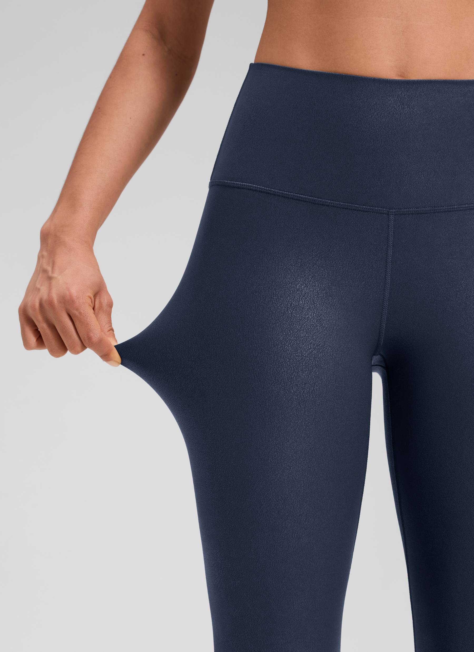 بنطلون ضيق من الجلد الصناعي المطفي Butterluxe للنساء من CRZ YOGA، بطول 71 سم، بنقشة كحلي لامع
