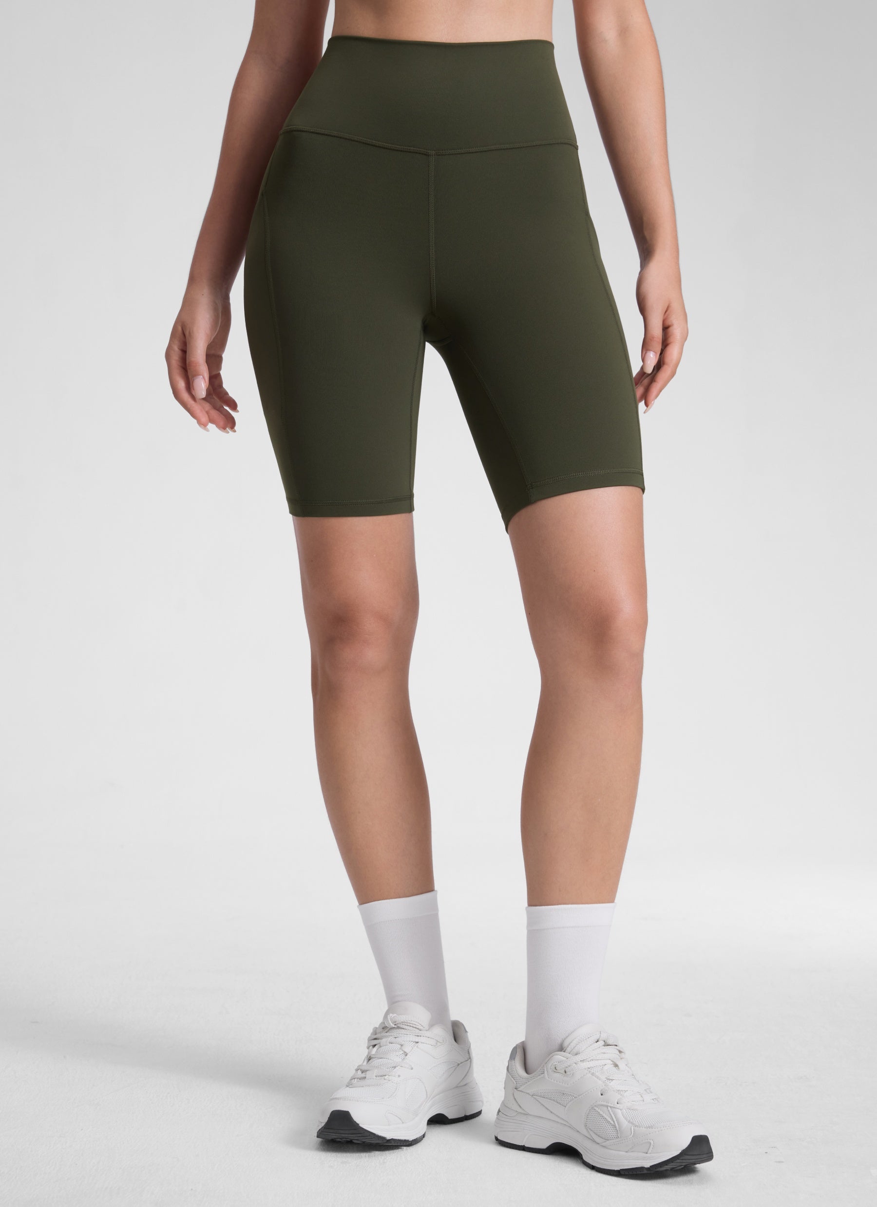 شورت يوغا نسائي من CRZ YOGA، بخصر مرتفع، بنمط «بايكر»، مع Butterluxe »، بطول 8 بوصات، لون أخضر زيتوني