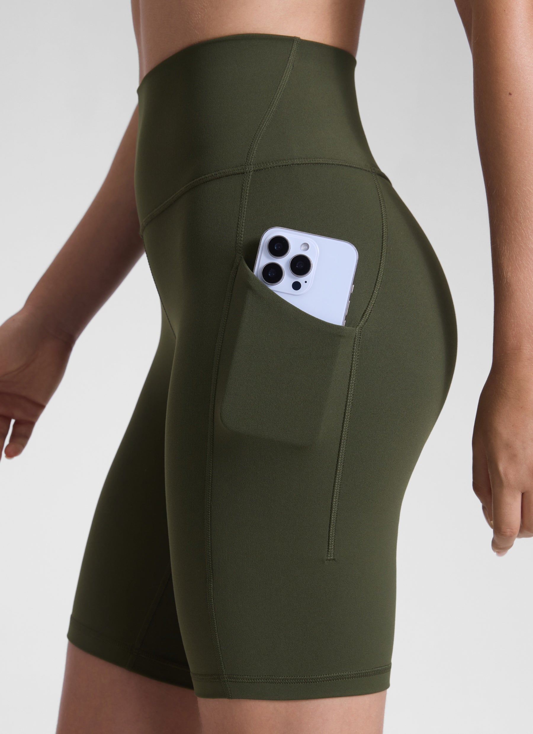 شورت يوغا نسائي من CRZ YOGA، بخصر مرتفع، بنمط «بايكر»، مع Butterluxe »، بطول 8 بوصات، لون أخضر زيتوني