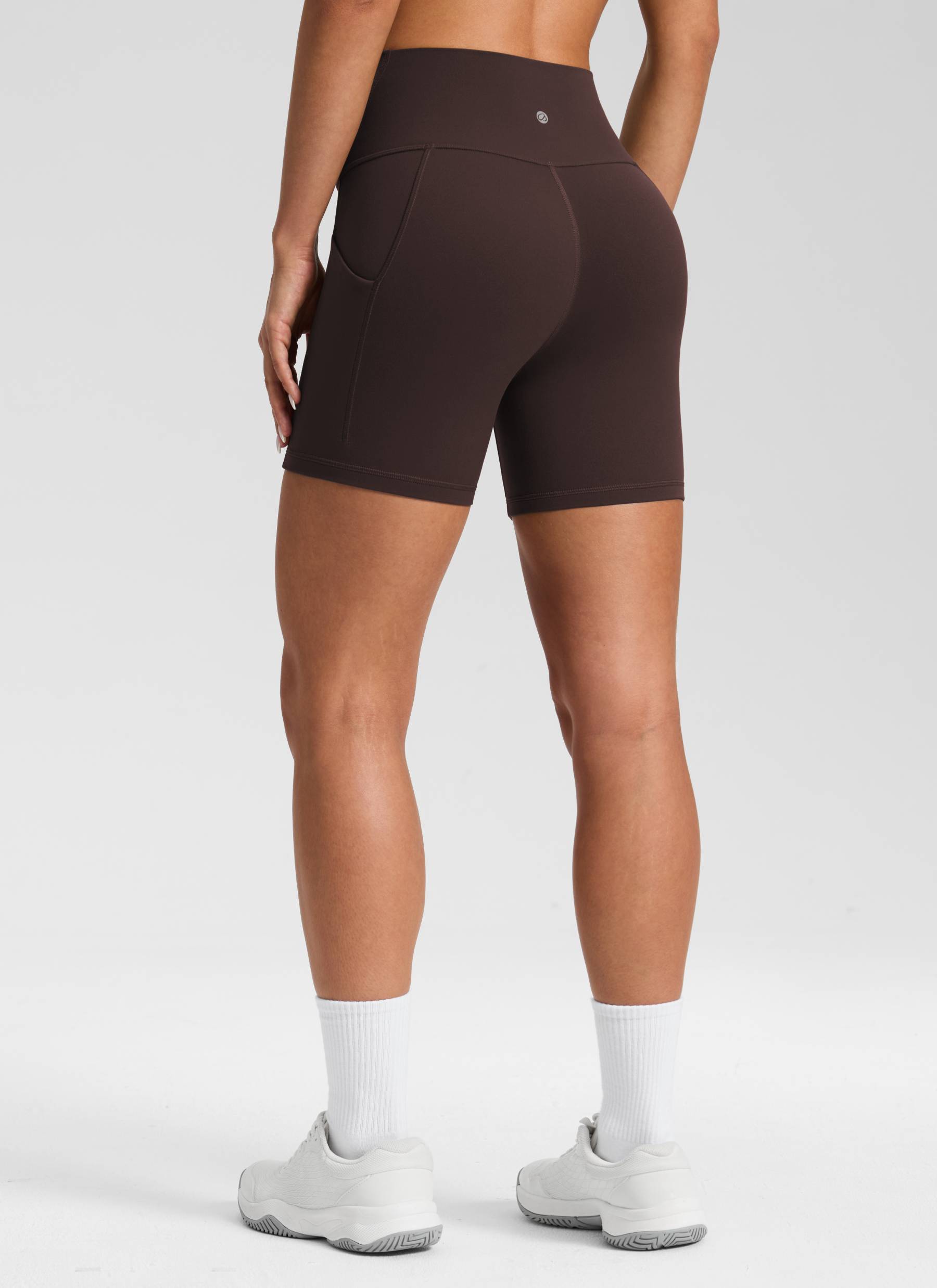 شورت بايكر CRZ YOGA نسائي لليوجا بخصر عالٍ من Butterluxe بجيوب، 13 سم، بني فادج