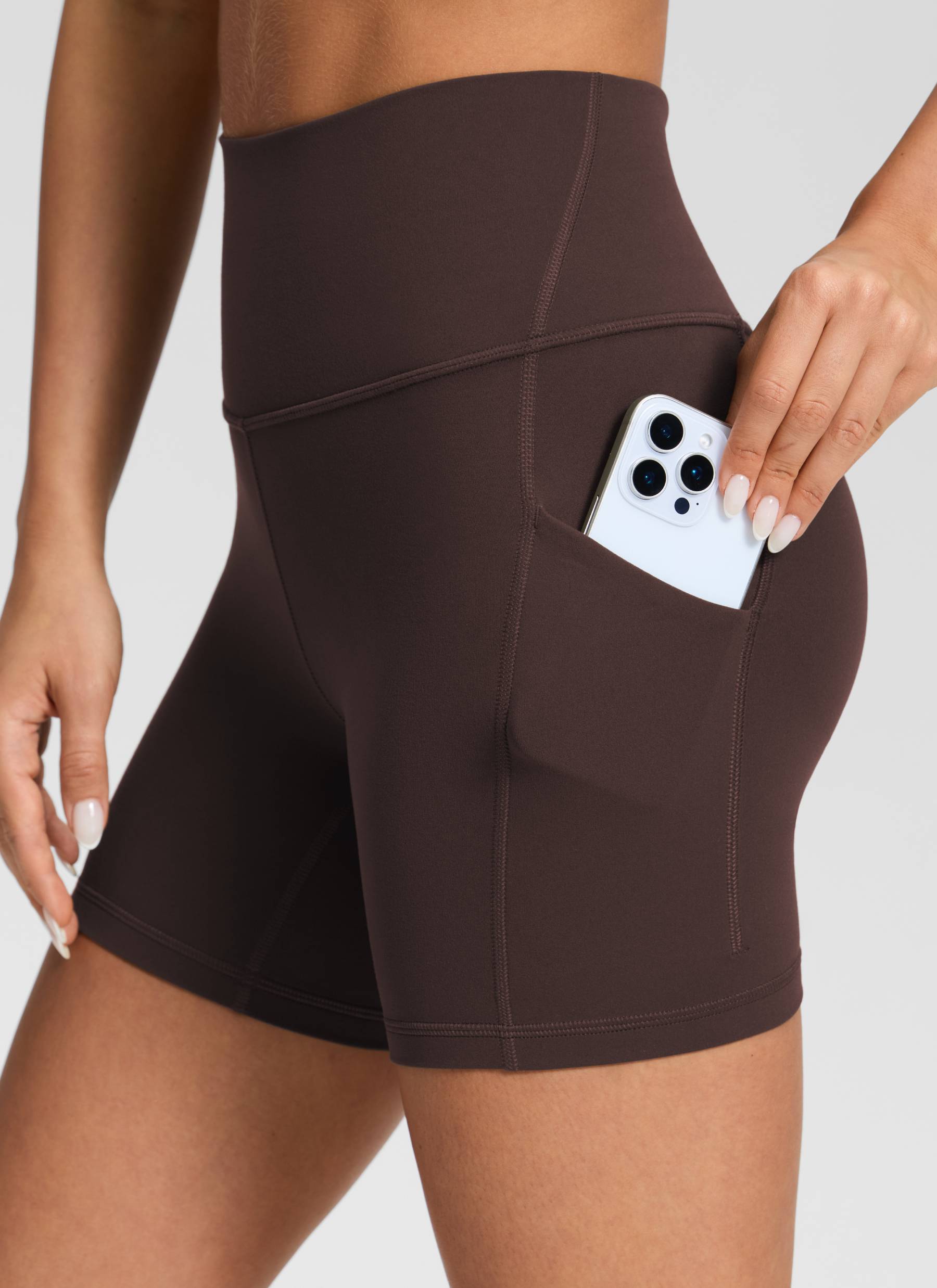 شورت بايكر CRZ YOGA نسائي لليوجا بخصر عالٍ من Butterluxe بجيوب، 13 سم، بني فادج