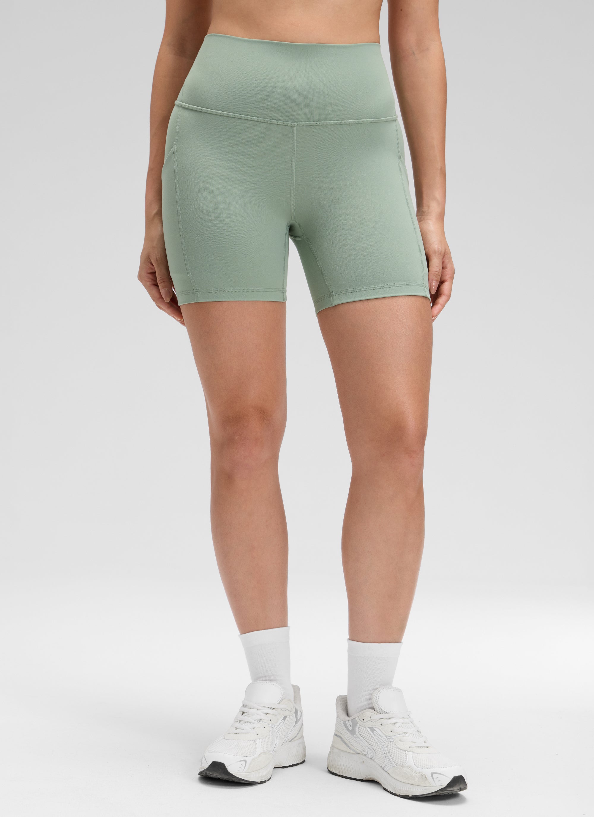 شورت بايكر CRZ YOGA نسائي لليوجا بخصر عالٍ من Butterluxe بجيوب، 13 سم، أخضر بالم كورت