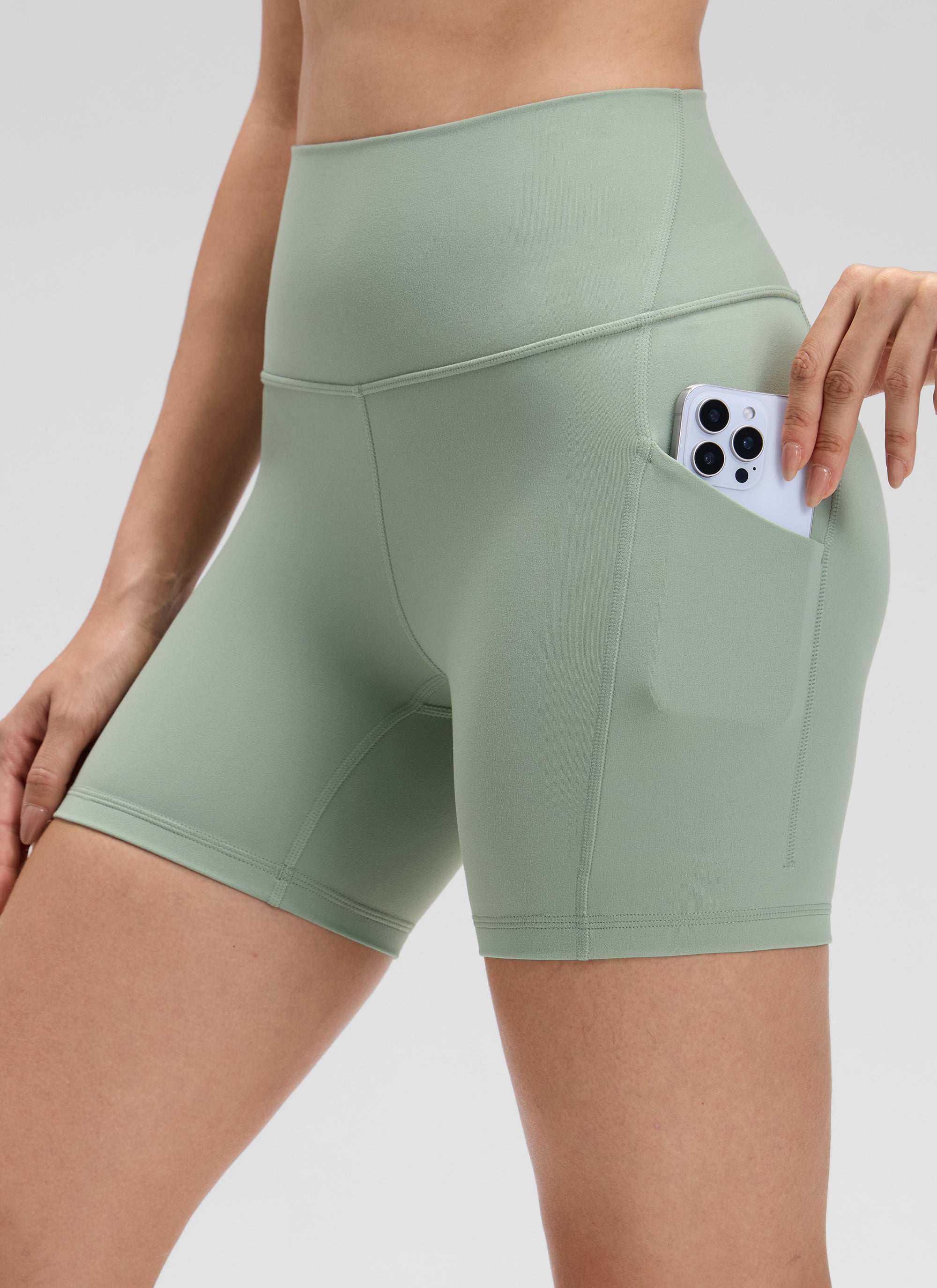 شورت بايكر CRZ YOGA نسائي لليوجا بخصر عالٍ من Butterluxe بجيوب، 13 سم، أخضر بالم كورت
