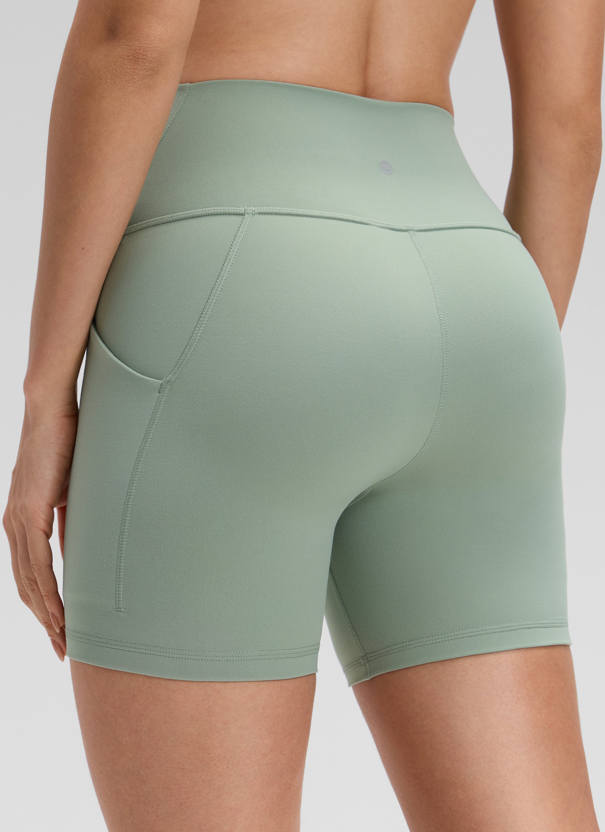 شورت بايكر CRZ YOGA نسائي لليوجا بخصر عالٍ من Butterluxe بجيوب، 13 سم، أخضر بالم كورت