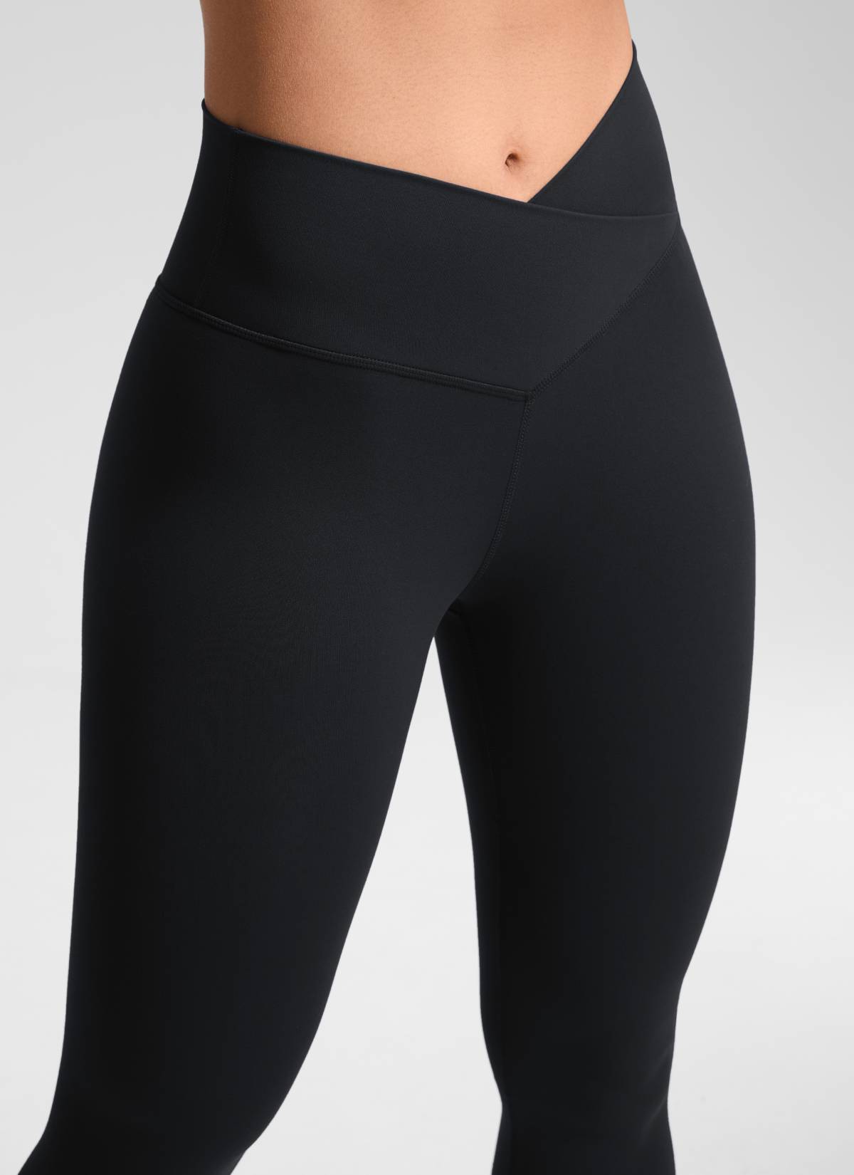 بنطلون ليقنز يوغا نسائي بخصر مرتفع وتصميم متقاطع على شكل حرف V من CRZ YOGA بطول 64 سم، لون أسود