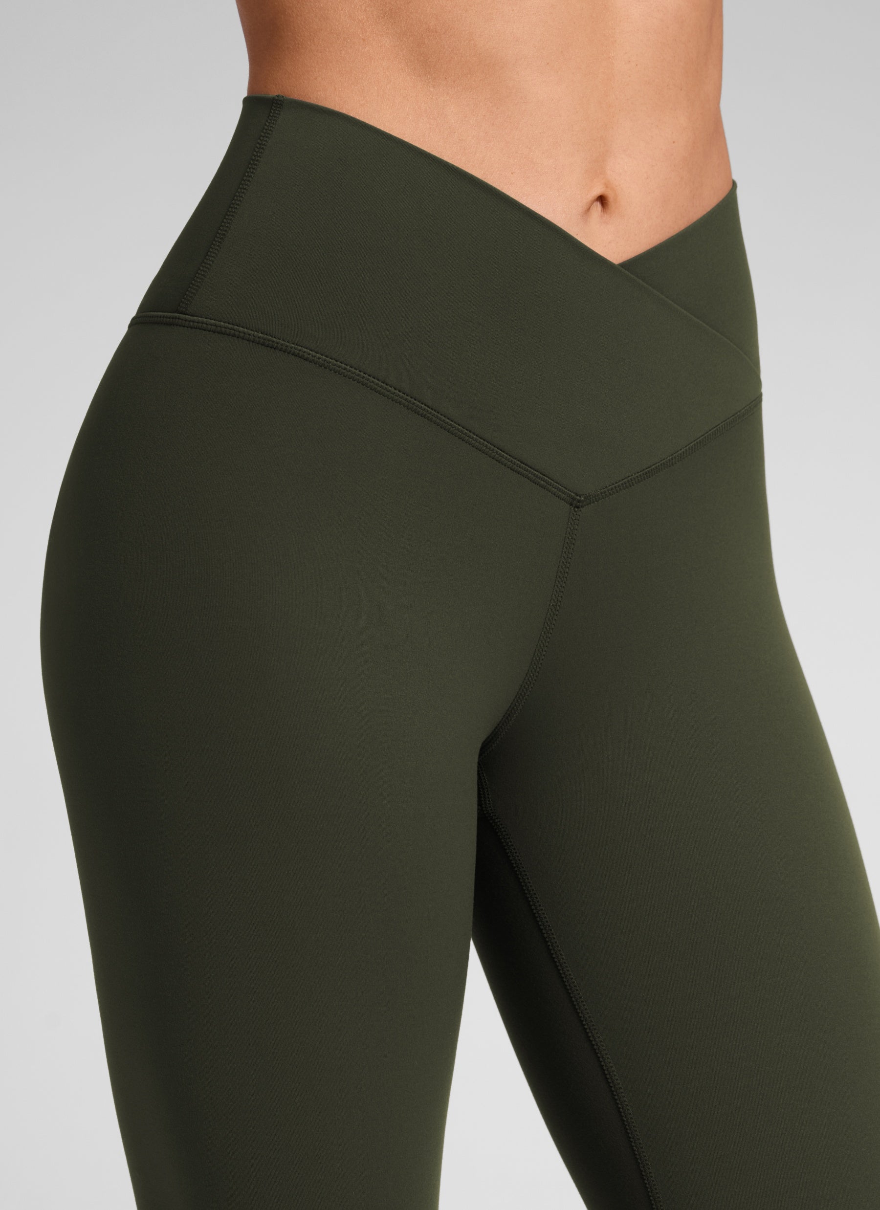 بنطلون ليقنز يوغا نسائي بخصر مرتفع وتصميم متقاطع على شكل حرف V من CRZ YOGA بطول 64 سم، لون أخضر زيتوني