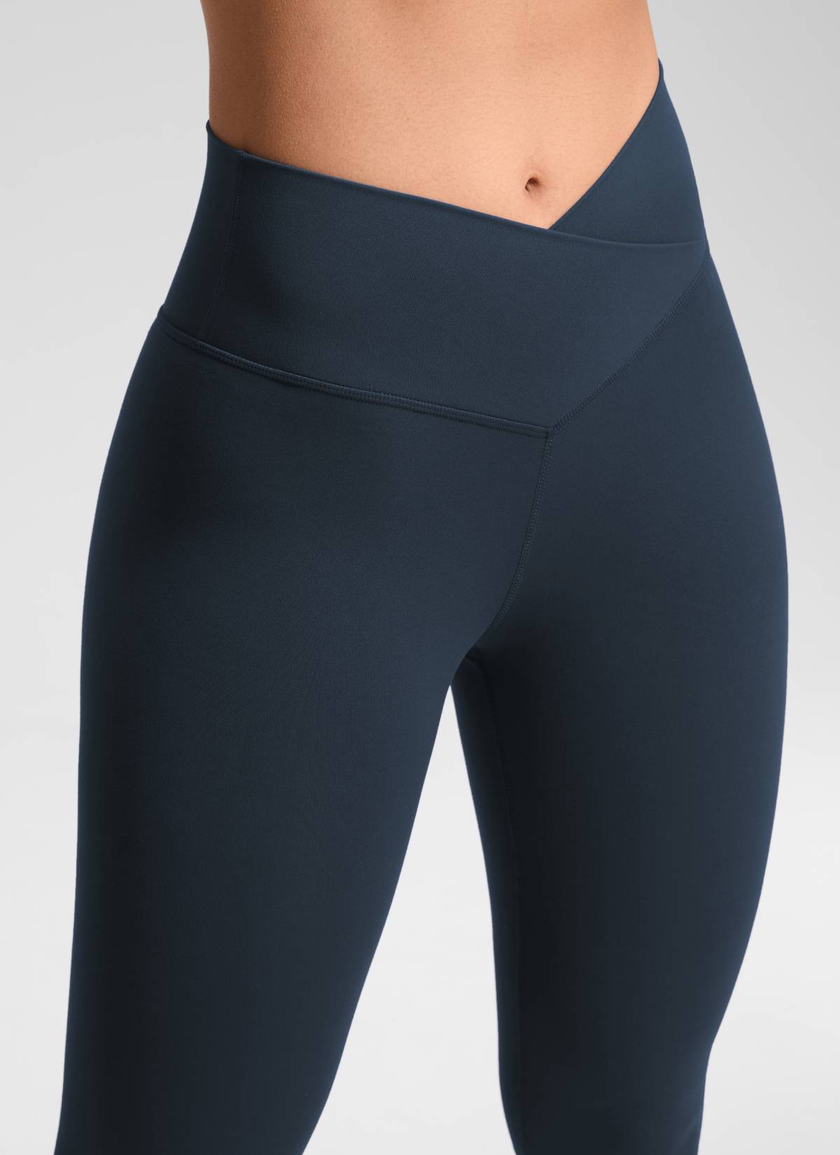 بنطلون ليقنز يوغا نسائي بخصر مرتفع وتصميم متقاطع على شكل حرف V من CRZ YOGA بطول 64 سم، لون كحلي حقيقي