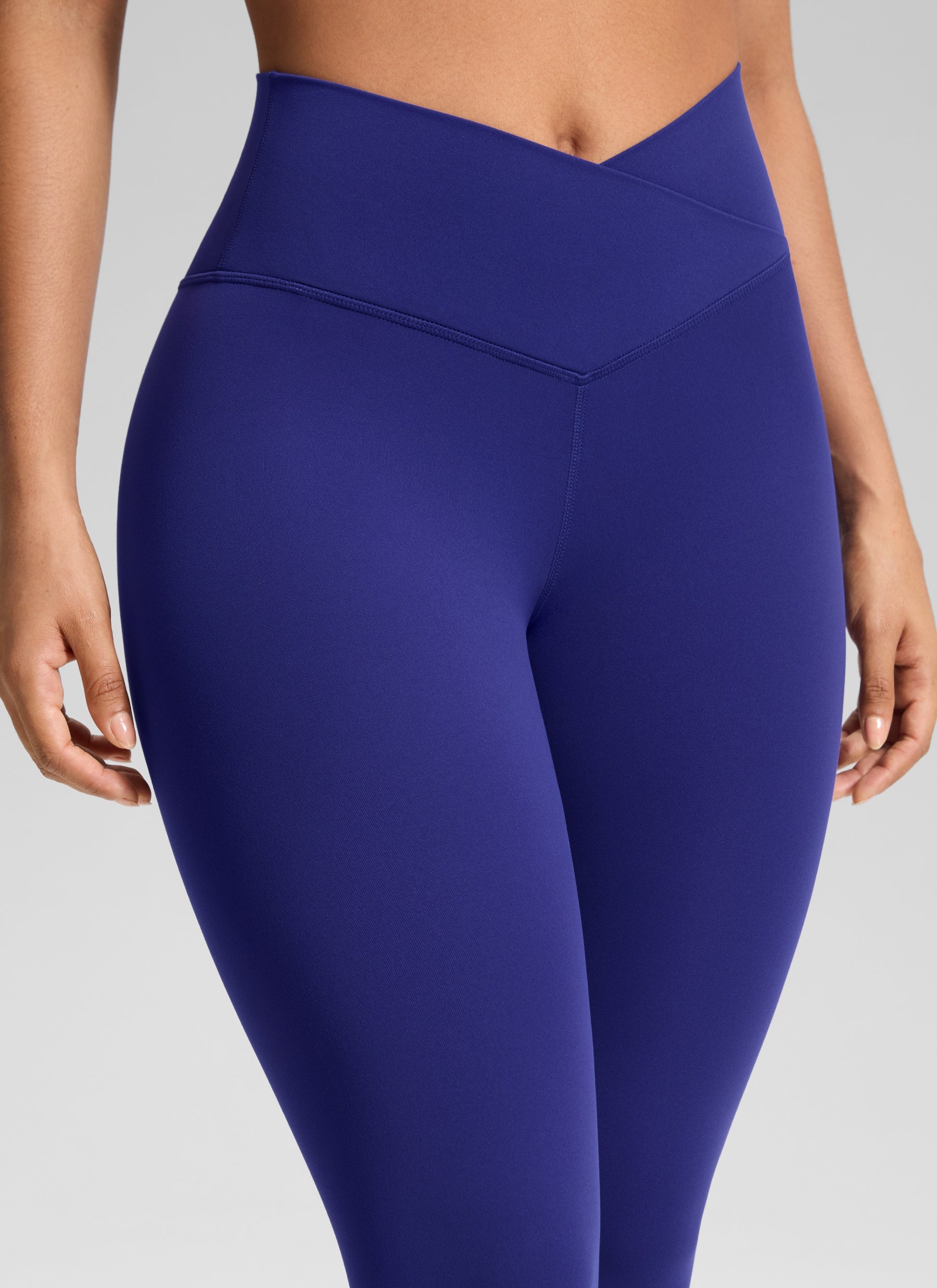 بنطلون ليقنز يوغا نسائي بخصر مرتفع وتصميم متقاطع على شكل حرف V من CRZ YOGA بطول 64 سم، لون أزرق لاركسبور