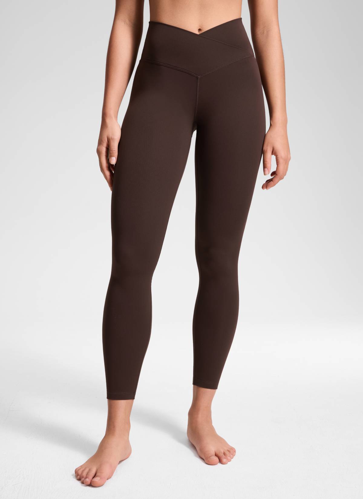 بنطلون ليقنز يوغا نسائي بخصر مرتفع وتصميم متقاطع على شكل حرف V من CRZ YOGA بطول 64 سم، لون بني فادج ساخن