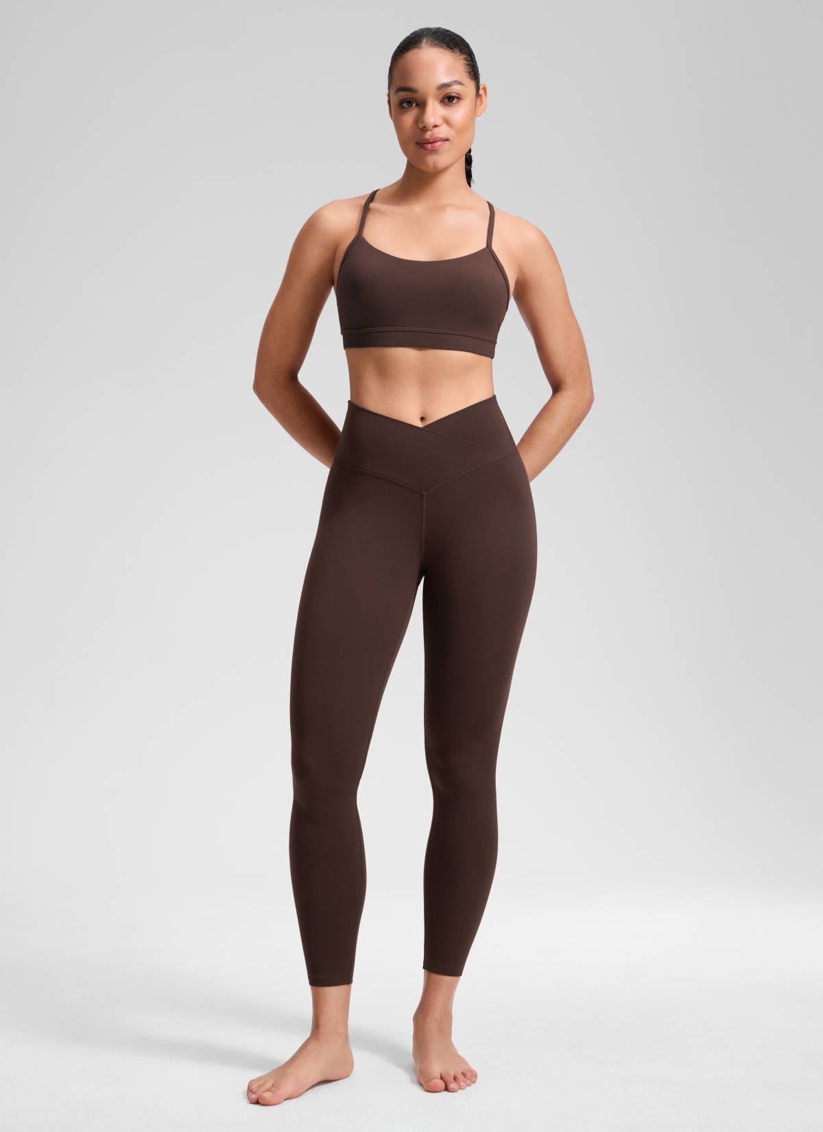 بنطلون ليقنز يوغا نسائي بخصر مرتفع وتصميم متقاطع على شكل حرف V من CRZ YOGA بطول 64 سم، لون بني فادج ساخن
