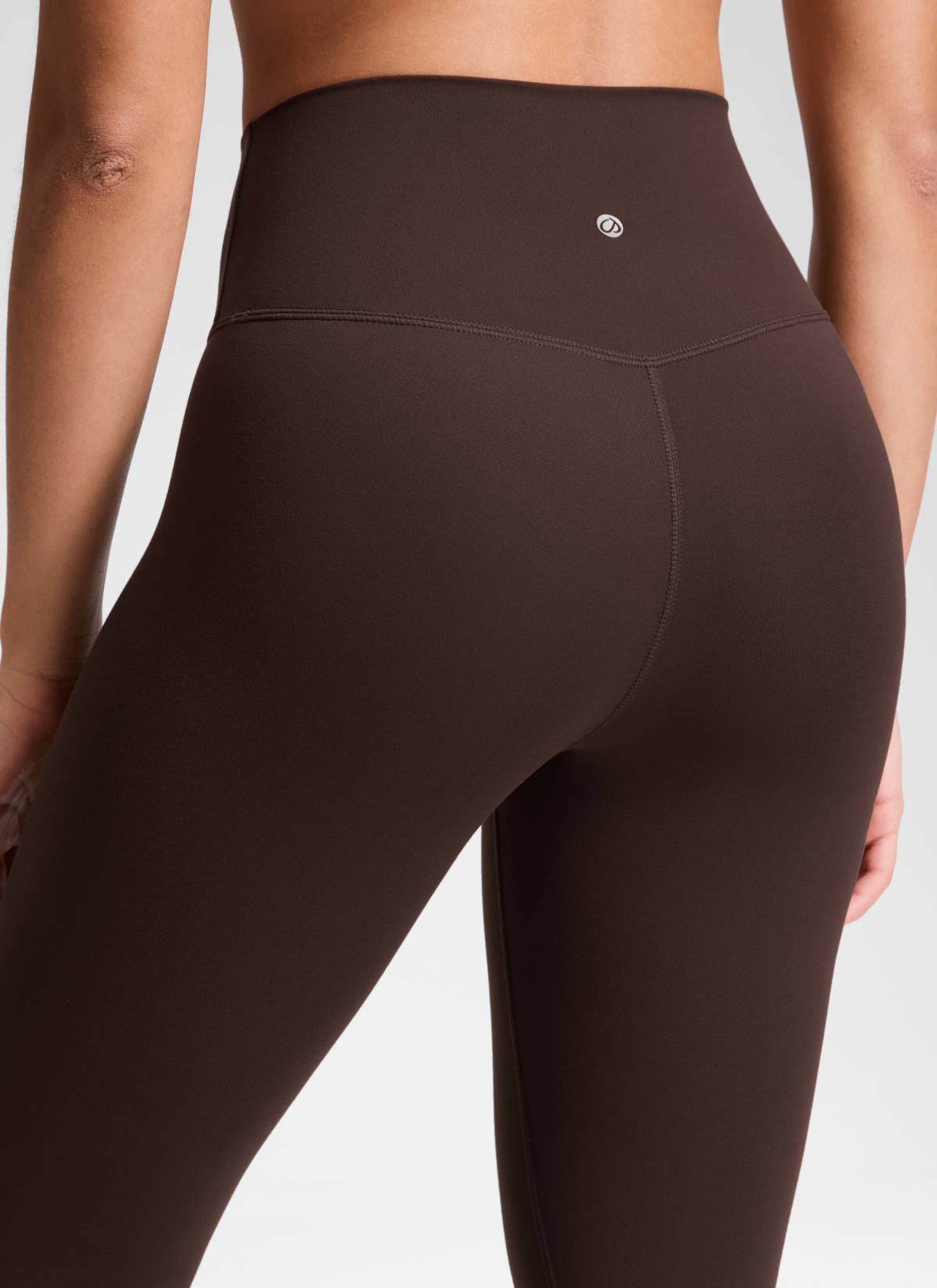 بنطلون ليقنز يوغا نسائي بخصر مرتفع وتصميم متقاطع على شكل حرف V من CRZ YOGA بطول 64 سم، لون بني فادج ساخن