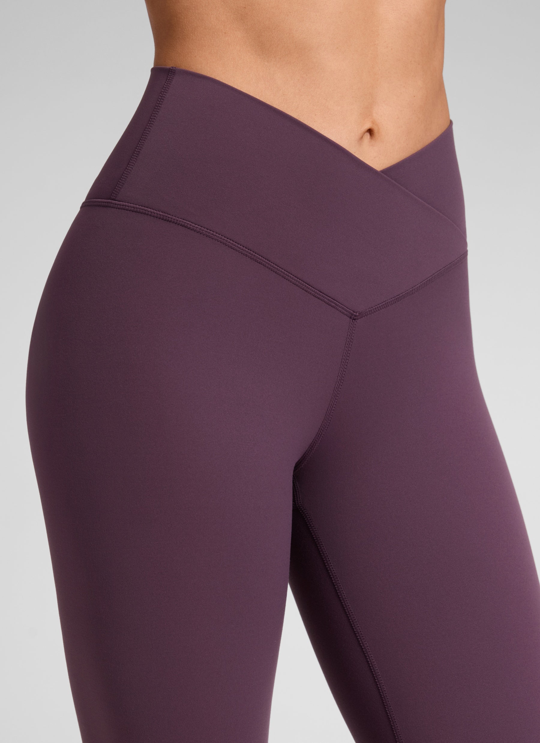 بنطلون ليقنز يوغا نسائي بخصر مرتفع وتصميم متقاطع على شكل حرف V من CRZ YOGA بطول 64 سم، لون أرجواني شوك العنب