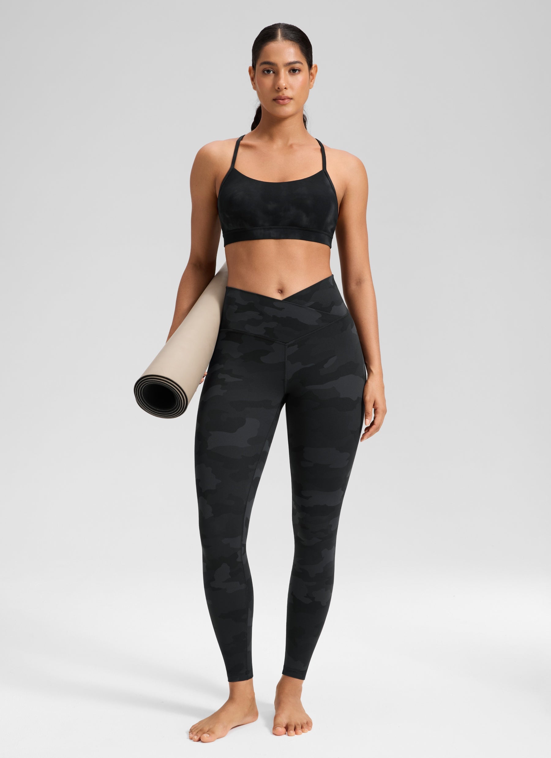 بنطلون ليقنز يوغا نسائي بخصر مرتفع وتصميم متقاطع على شكل حرف V من CRZ YOGA بطول 64 سم، لون تمويه رمادي داكن 2
