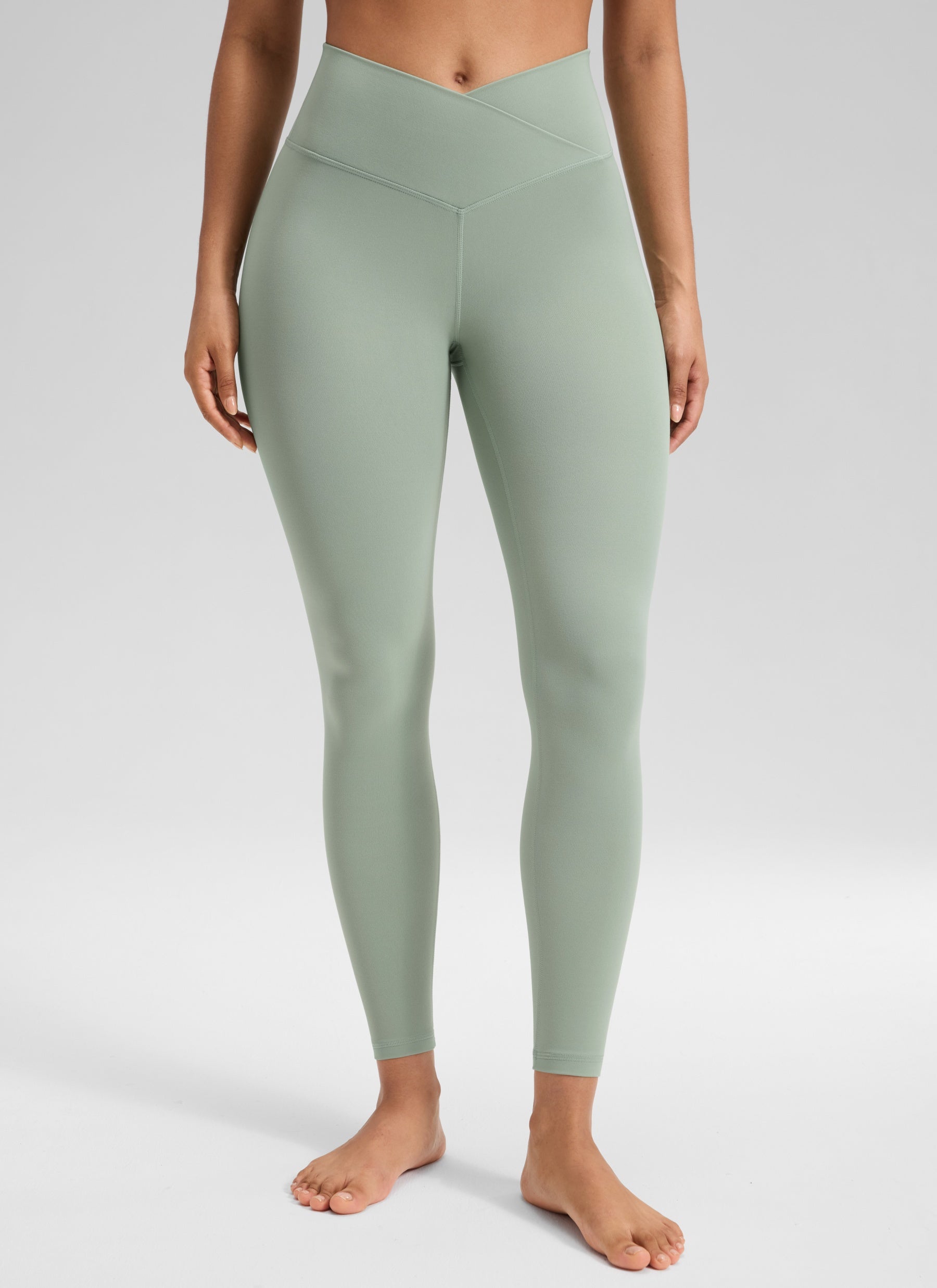 بنطلون ليقنز يوغا نسائي بخصر مرتفع وتصميم متقاطع على شكل حرف V من CRZ YOGA بطول 64 سم، لون أخضر بالم كورت