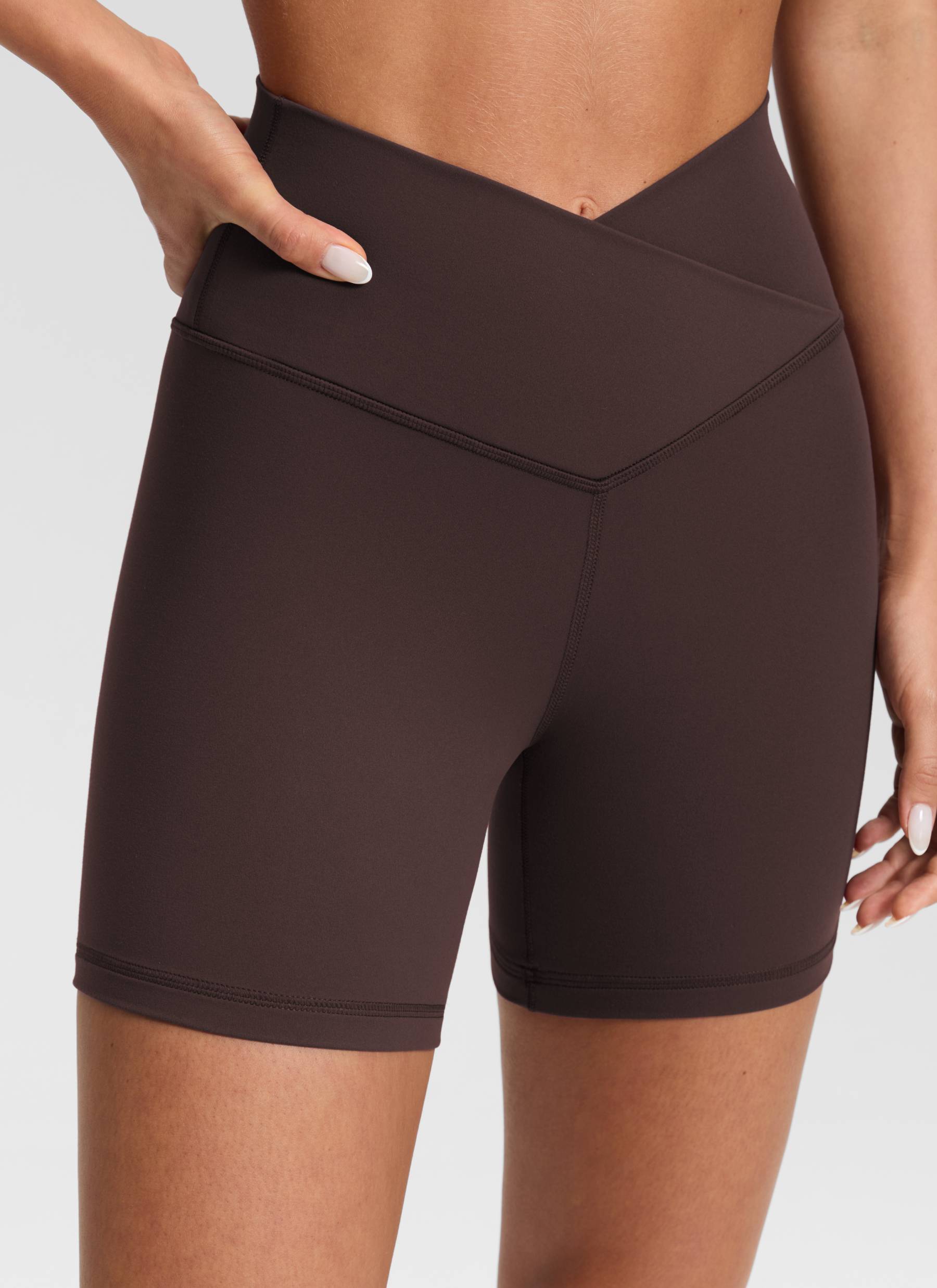 شورتات ركوب الدراجات النسائية من CRZ YOGA ذات الخصر المرتفع Butterluxe المتقاطع من قماش Butterluxe »، بطول 5 بوصات، بلون بني «هوت فادج»