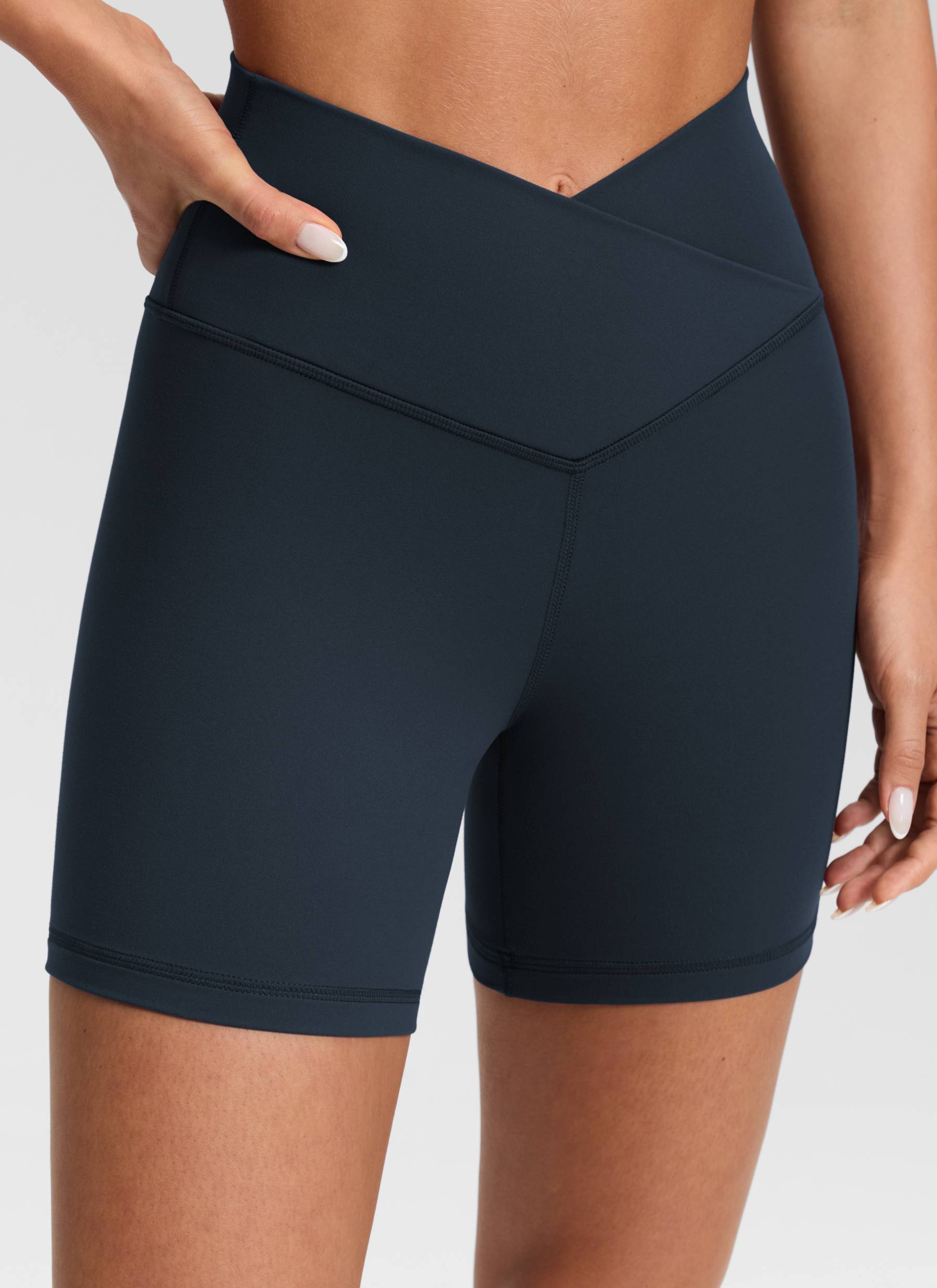 شورتات ركوب الدراجات النسائية من CRZ YOGA ذات الخصر المرتفع ونم Butterluxe المتقاطع من قماش Butterluxe V»، بطول 5 بوصات، لون أزرق داكن أصلي