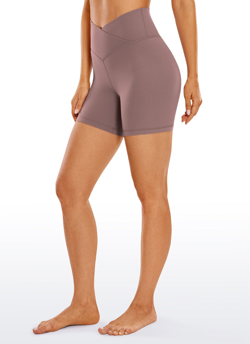 شورتات ركوب الدراجات النسائية من CRZ YOGA ذات الخصر العالي Butterluxe المتقاطع من قماش Butterluxe »، بطول 5 بوصات، لون موف