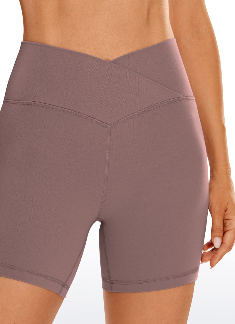شورتات ركوب الدراجات النسائية من CRZ YOGA ذات الخصر العالي Butterluxe المتقاطع من قماش Butterluxe »، بطول 5 بوصات، لون موف