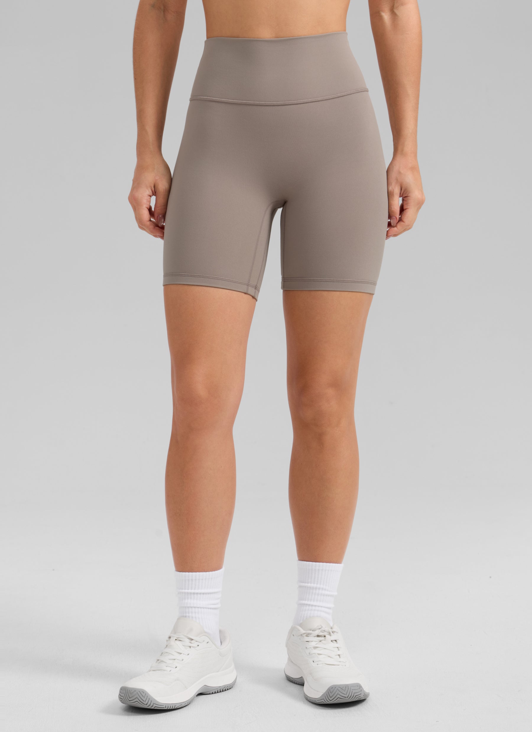CRZ YOGA Butterlift شورت بايكر نسائي بتصميم Scrunch Butt بطول 15 سم بدون خياطة أمامية لاتيه كريمي