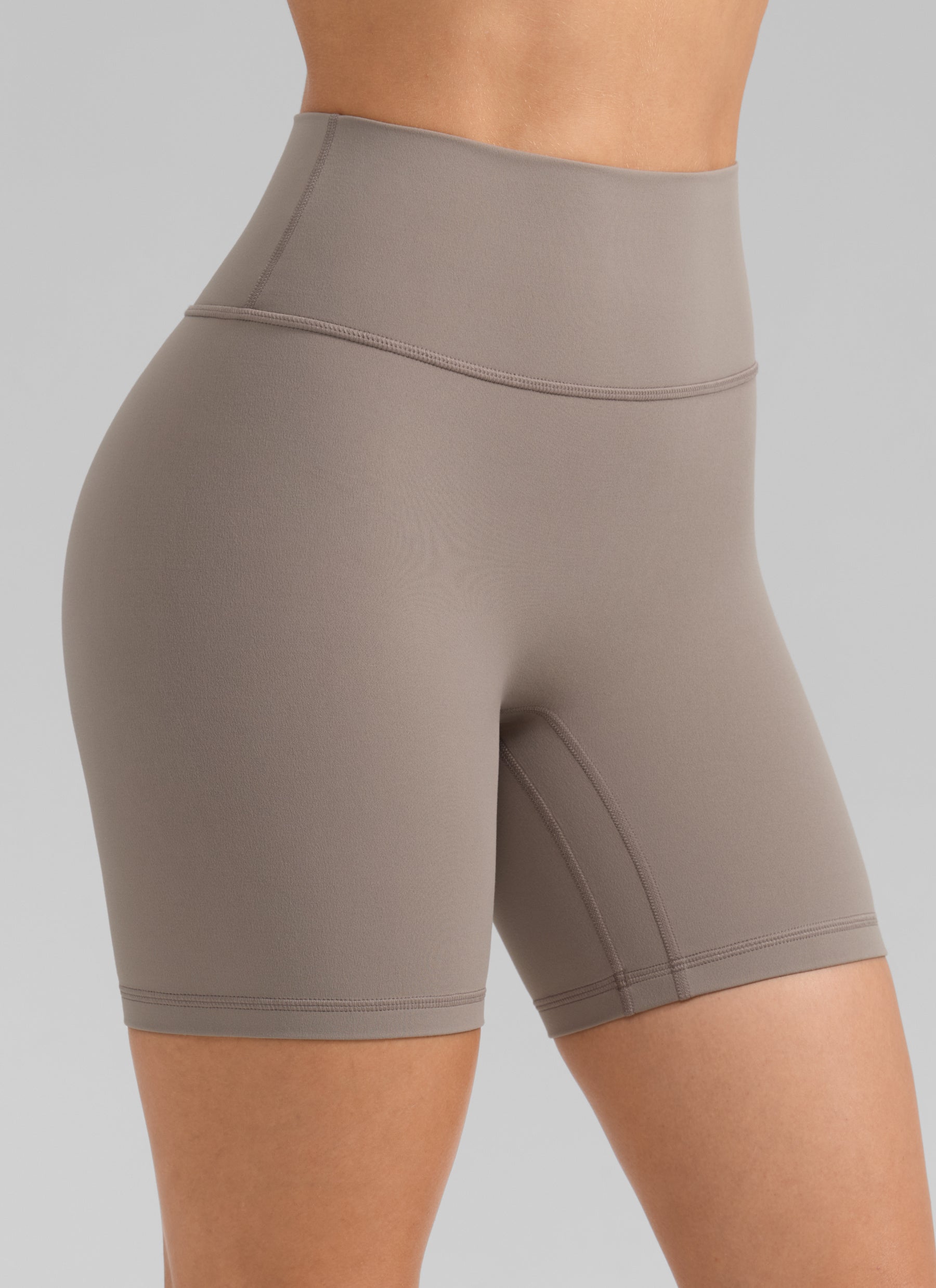 CRZ YOGA Butterlift شورت بايكر نسائي بتصميم Scrunch Butt بطول 15 سم بدون خياطة أمامية لاتيه كريمي