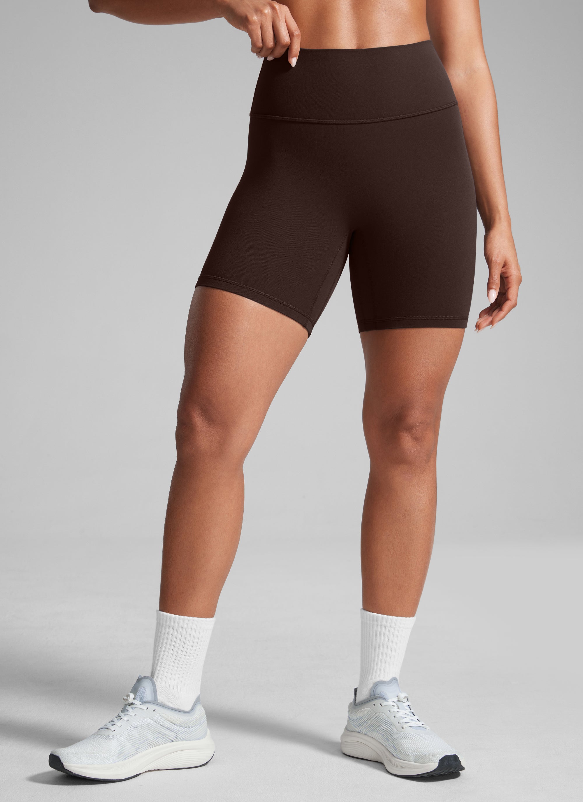CRZ YOGA Butterlift شورت بايكر نسائي بتصميم Scrunch Butt بطول 15 سم بدون خياطة أمامية بني شوكولاتة داكن
