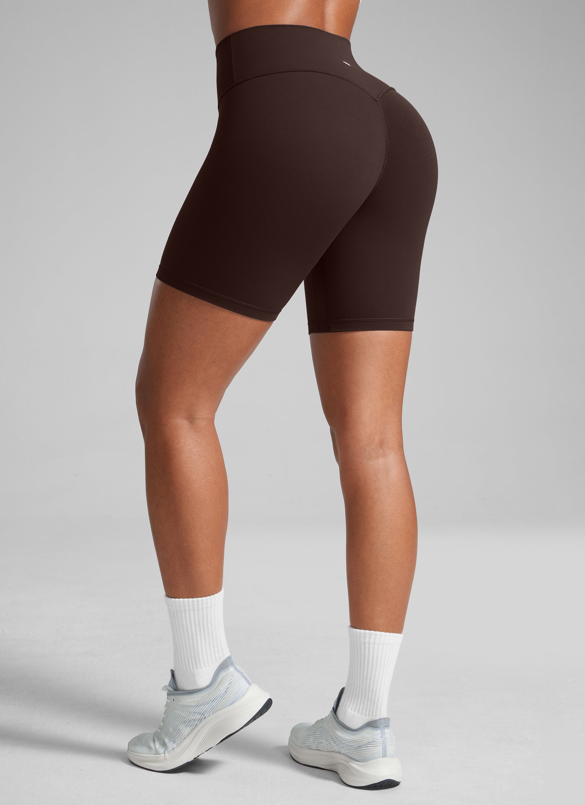 CRZ YOGA Butterlift شورت بايكر نسائي بتصميم Scrunch Butt بطول 15 سم بدون خياطة أمامية بني شوكولاتة داكن