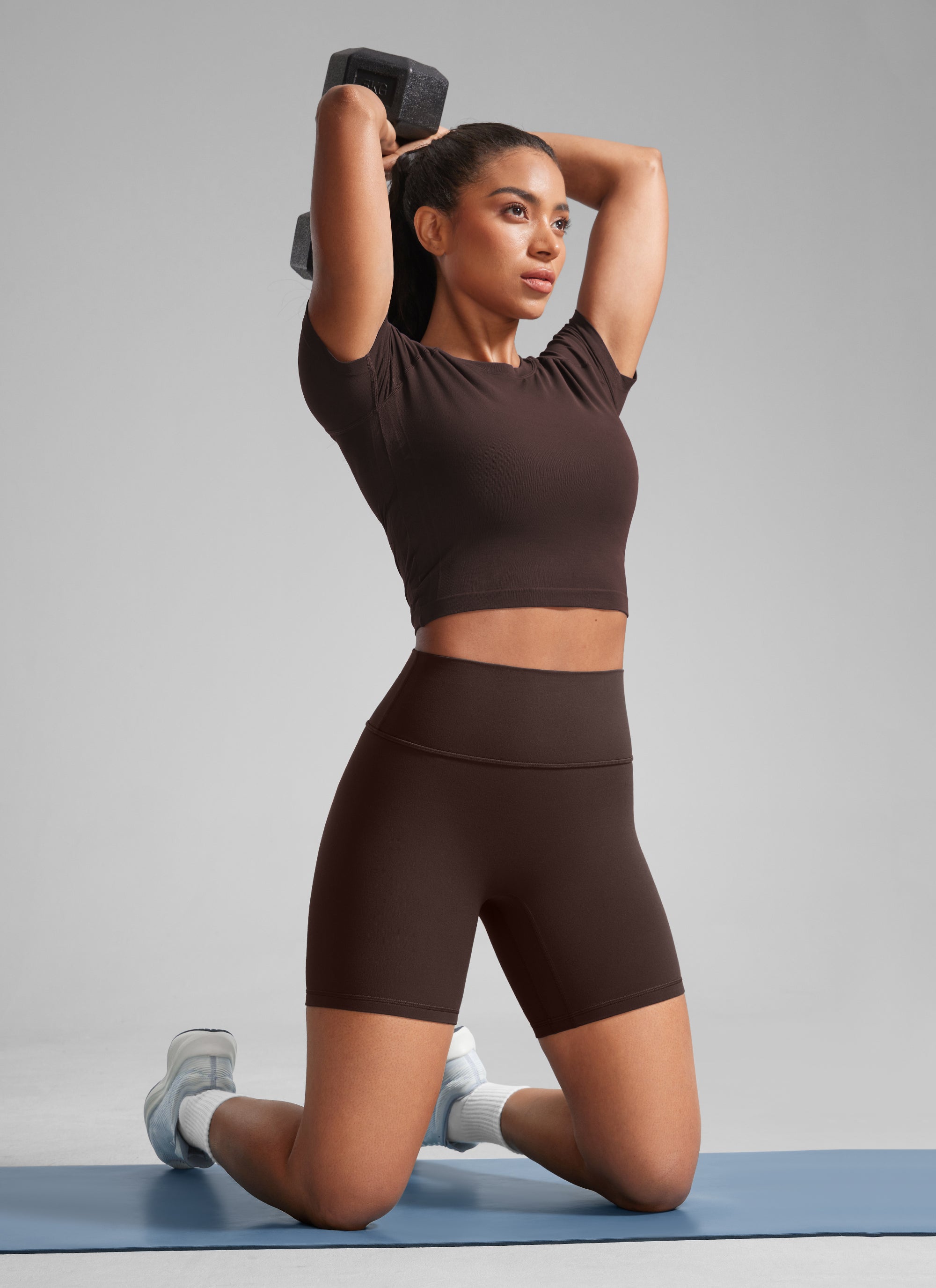 CRZ YOGA Butterlift شورت بايكر نسائي بتصميم Scrunch Butt بطول 15 سم بدون خياطة أمامية بني شوكولاتة داكن