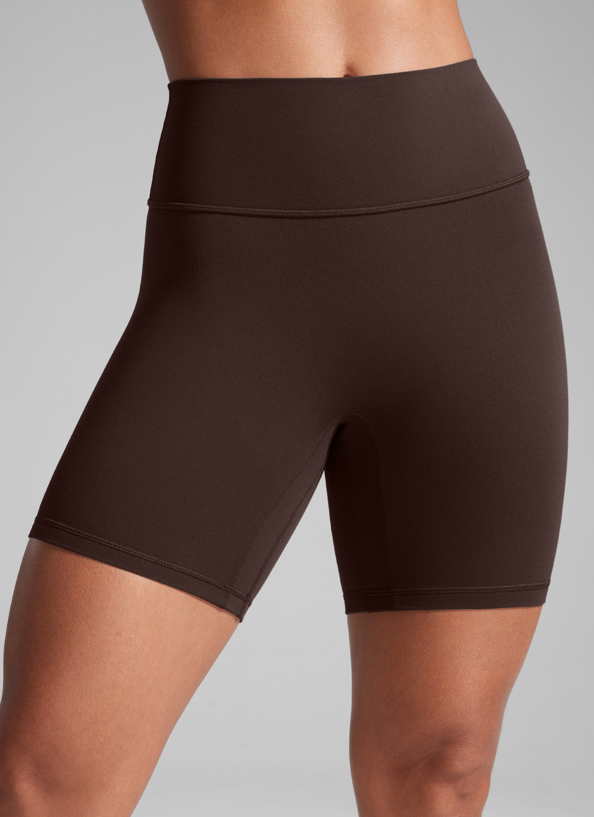 CRZ YOGA Butterlift شورت بايكر نسائي بتصميم Scrunch Butt بطول 15 سم بدون خياطة أمامية بني شوكولاتة داكن