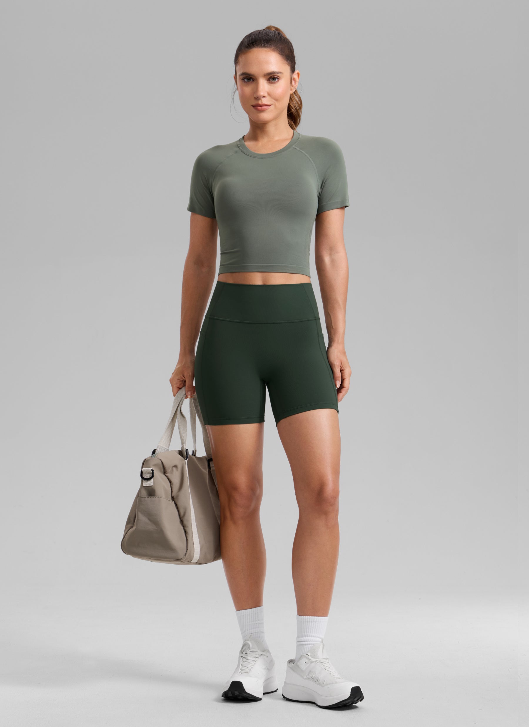 CRZ YOGA شورت بايكر نسائي Butterlift بتصميم يبرز المؤخرة وبدون درزة أمامية وبجيوب بطول 13 سم لون أخضر ليجند