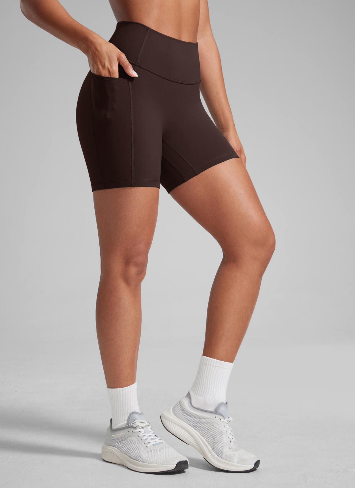 CRZ YOGA شورت راكب الدراجة نسائي Butterlift بتصميم مزموم للمؤخرة وبدون خياطة أمامية بجيوب 13 سم بني شوكولاتة داكن