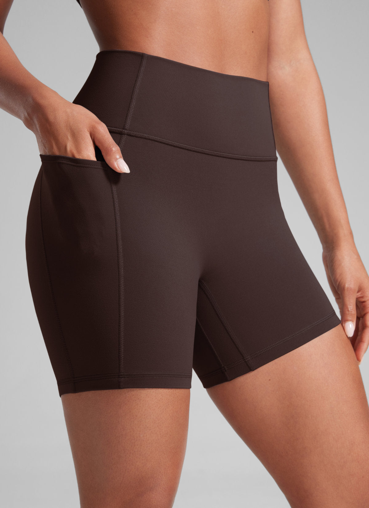 CRZ YOGA شورت راكب الدراجة نسائي Butterlift بتصميم مزموم للمؤخرة وبدون خياطة أمامية بجيوب 13 سم بني شوكولاتة داكن