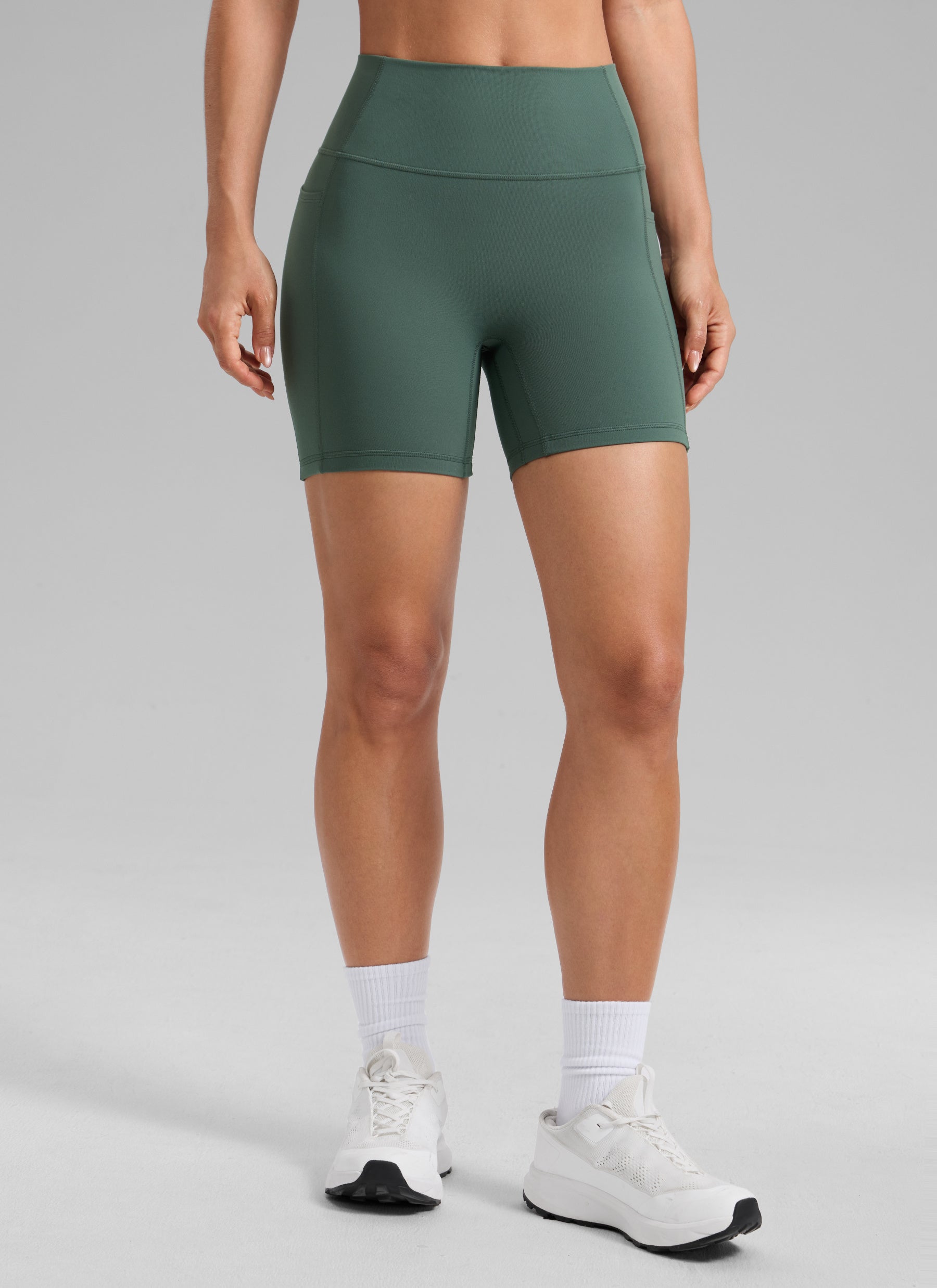 CRZ YOGA شورت راكب الدراجة نسائي Butterlift بتصميم مزموم للمؤخرة وبدون خياطة أمامية بجيوب 13 سم أخضر غابة داكن