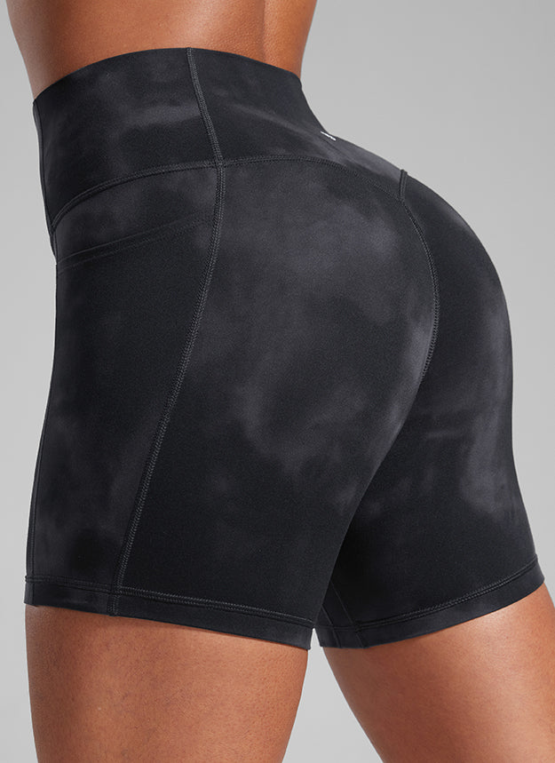 CRZ YOGA شورت راكب الدراجة نسائي Butterlift بتصميم مزموم للمؤخرة وبدون خياطة أمامية بجيوب 13 سم زهور بتصميم صبغ ربط باللون الأسود