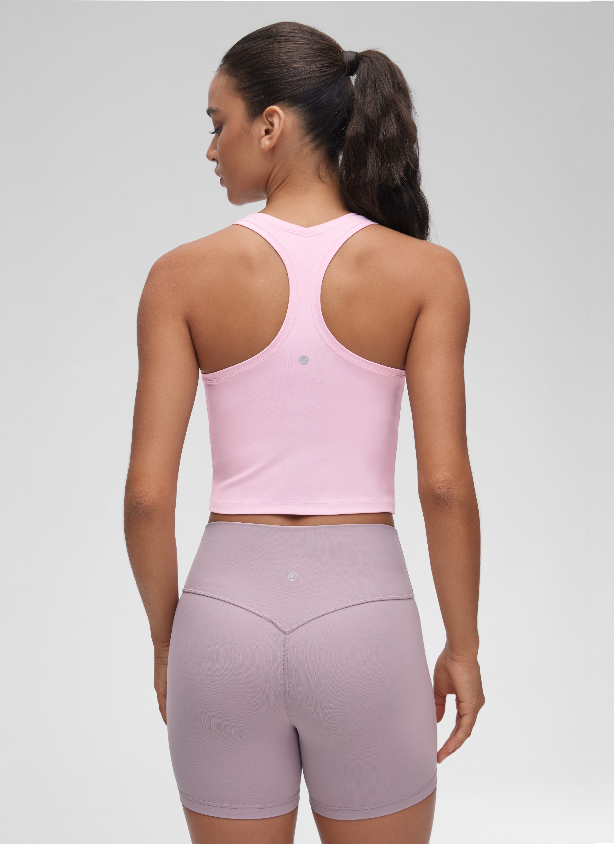 CRZ YOGA: قميص يوغا قصير للسيدات Butterluxe بة Butterluxe وظهر سباقي، باللون الوردي الفاتح «Peony»