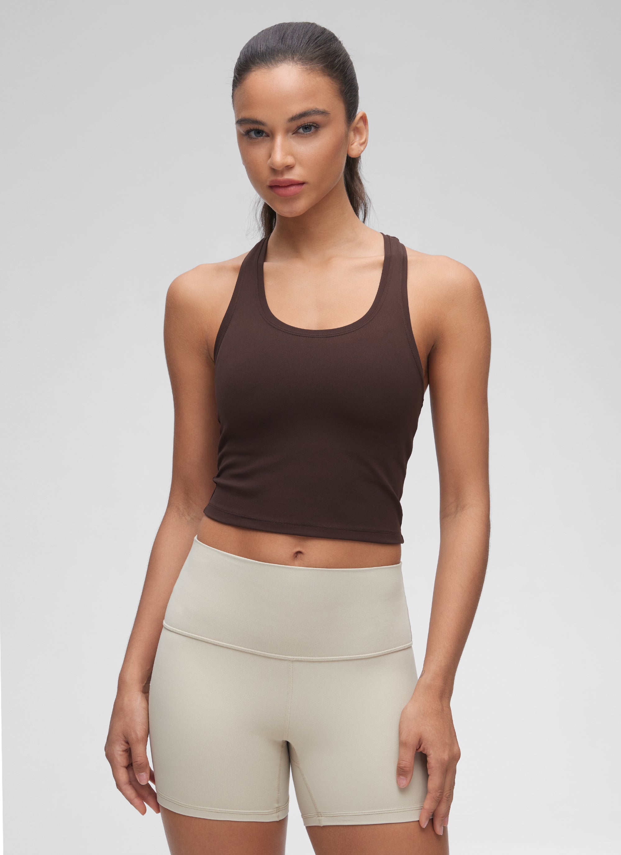 CRZ YOGA: قميص يوغا قصير للنساء Butterluxe طراز Butterluxe برقبة Butterluxe وظهر سباقي، بلون بني «Hot Fudge»