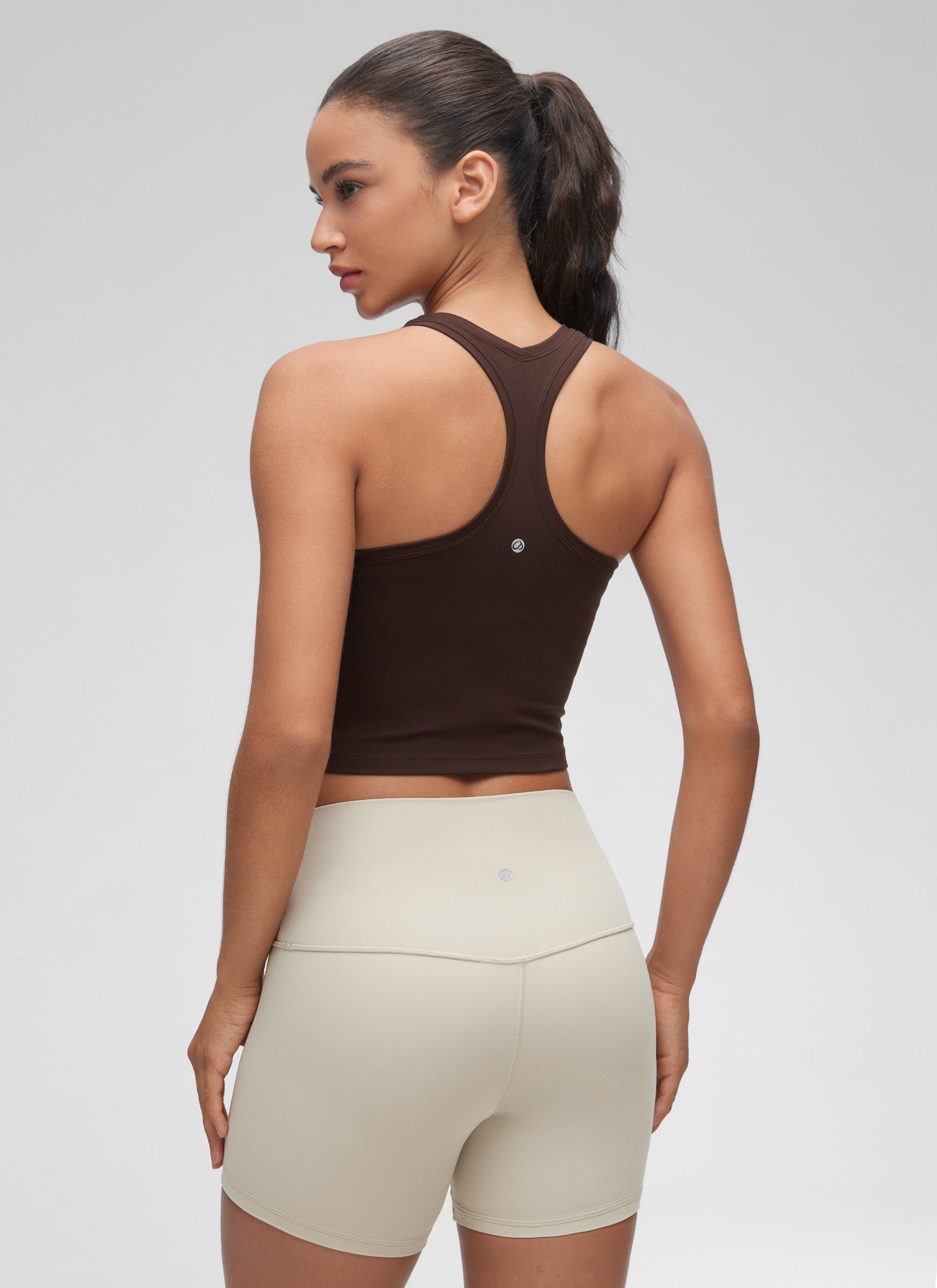 CRZ YOGA: قميص يوغا قصير للنساء Butterluxe طراز Butterluxe برقبة Butterluxe وظهر سباقي، بلون بني «Hot Fudge»