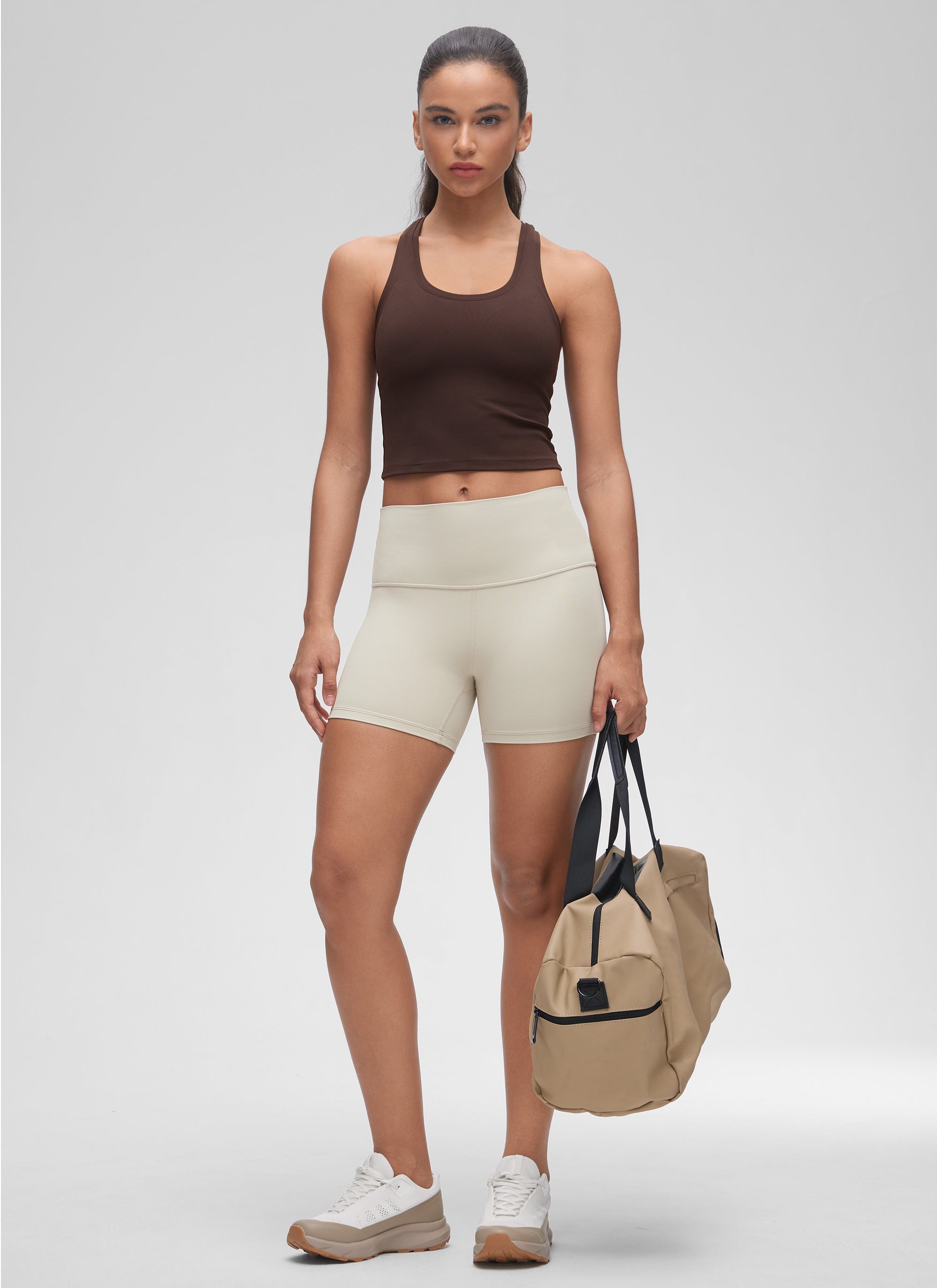 CRZ YOGA: قميص يوغا قصير للنساء Butterluxe طراز Butterluxe برقبة Butterluxe وظهر سباقي، بلون بني «Hot Fudge»